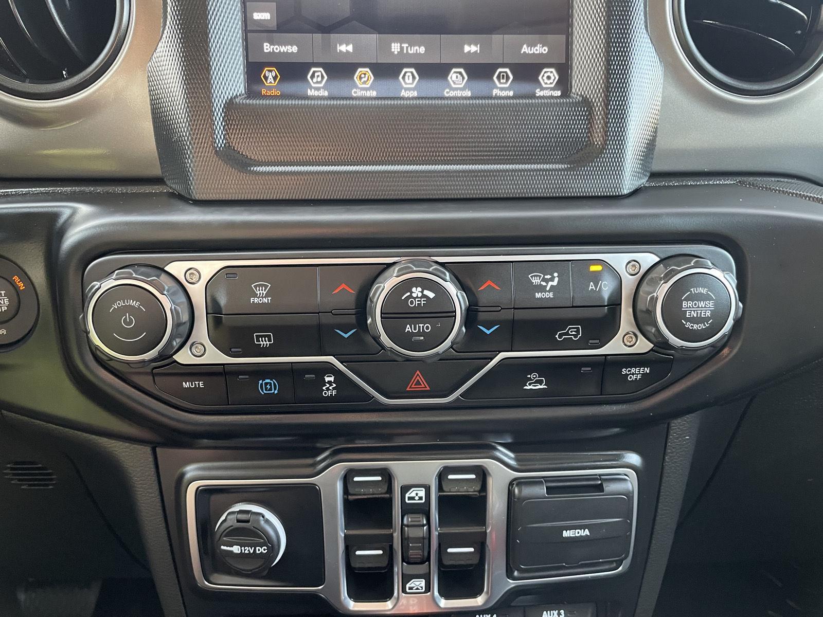 Vehicle photo 25