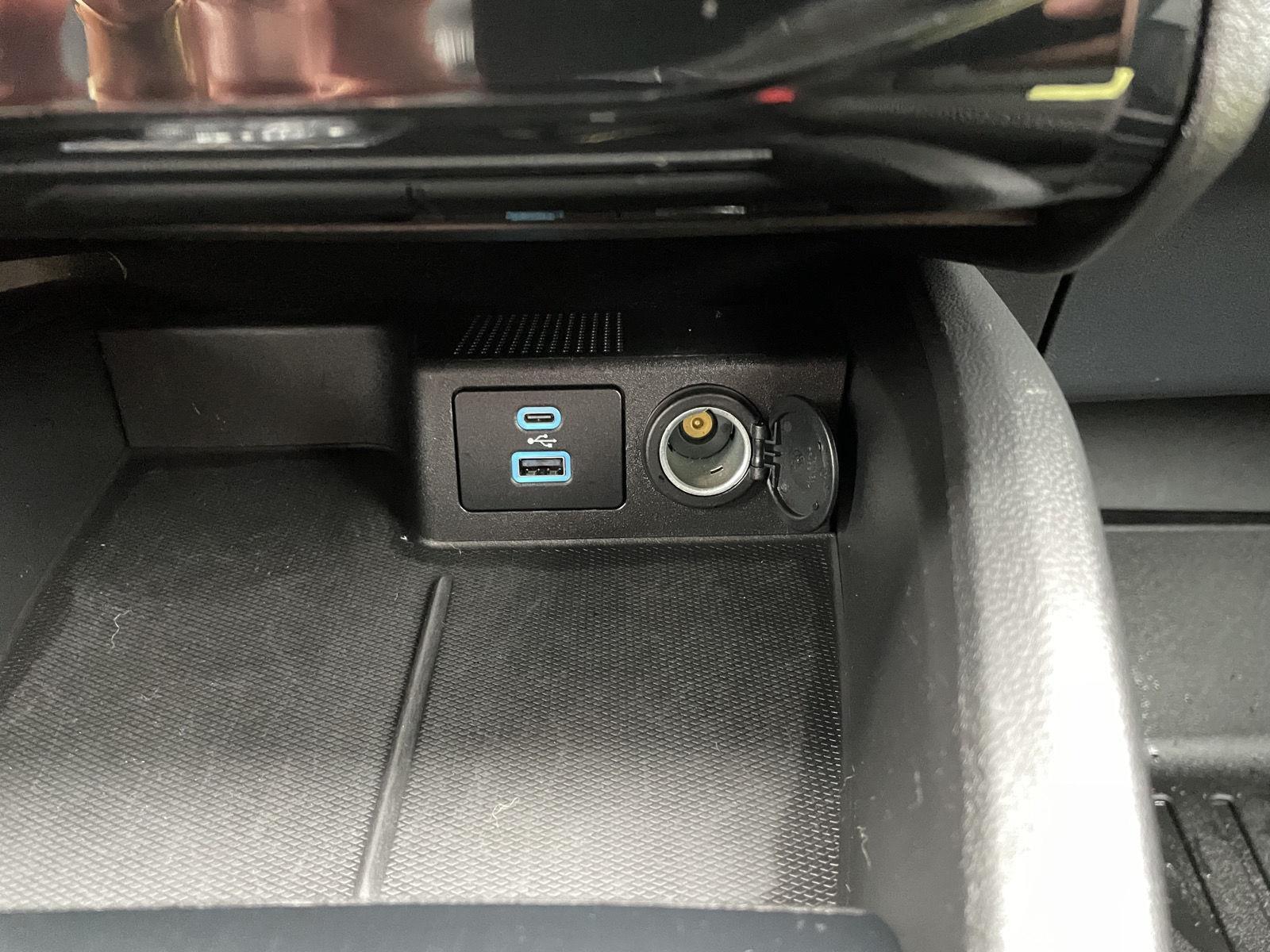Vehicle photo 26