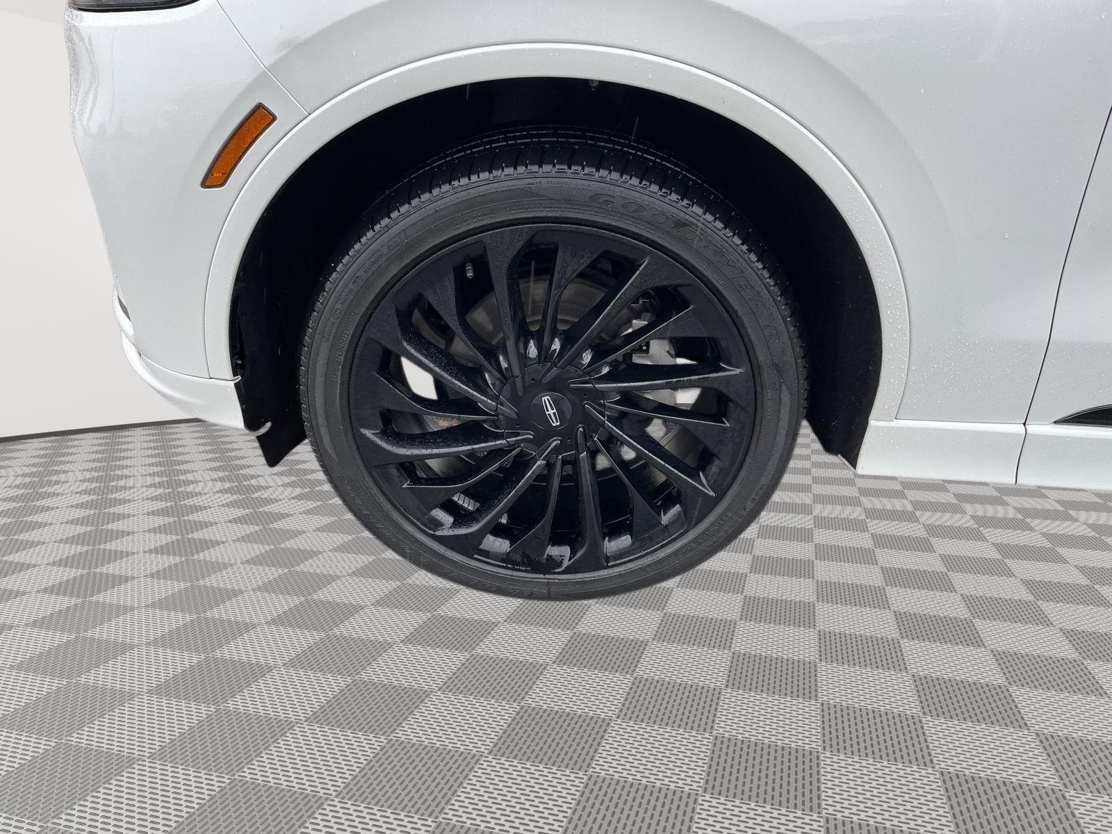 Vehicle photo 10