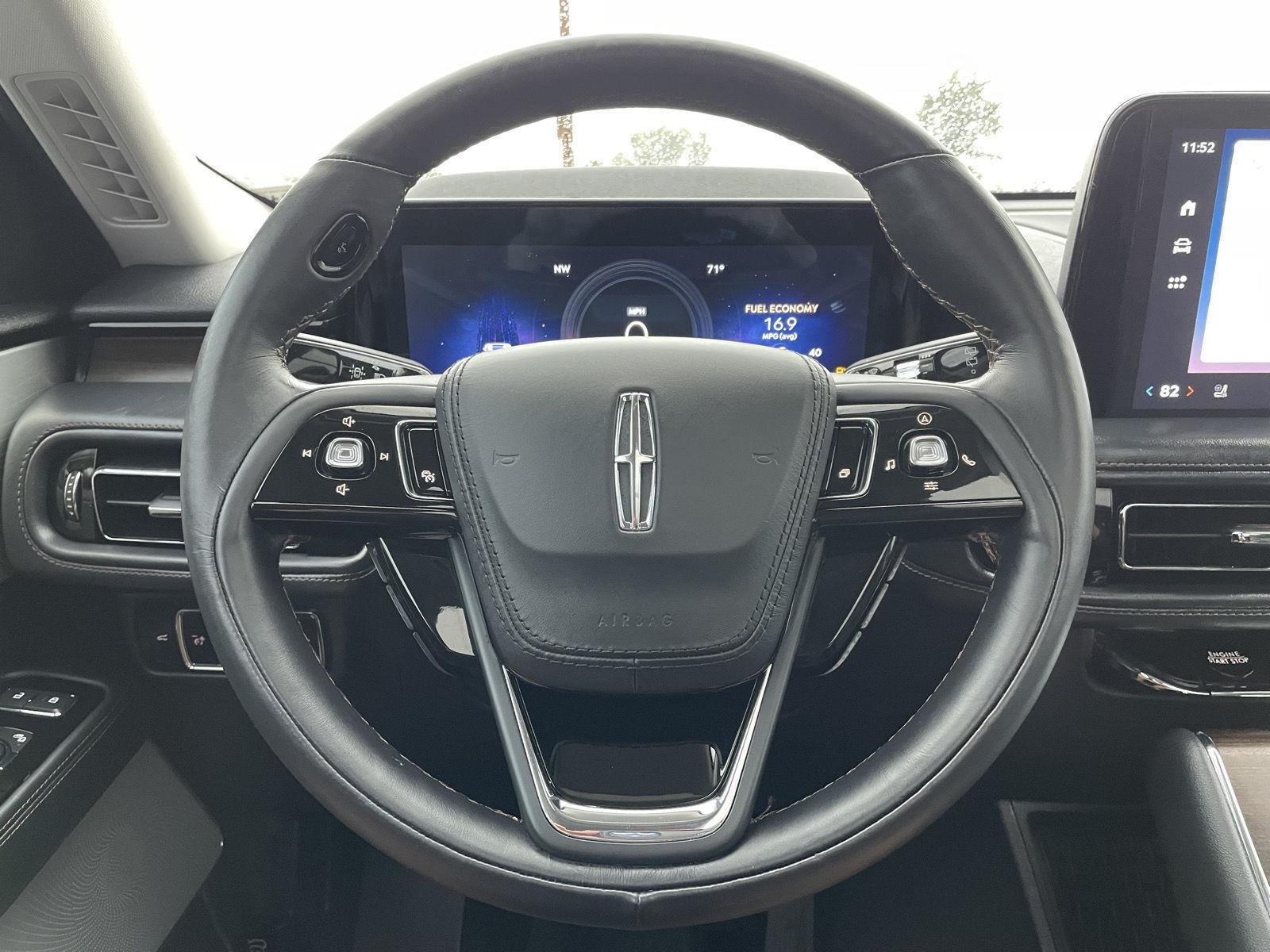 Vehicle photo 12