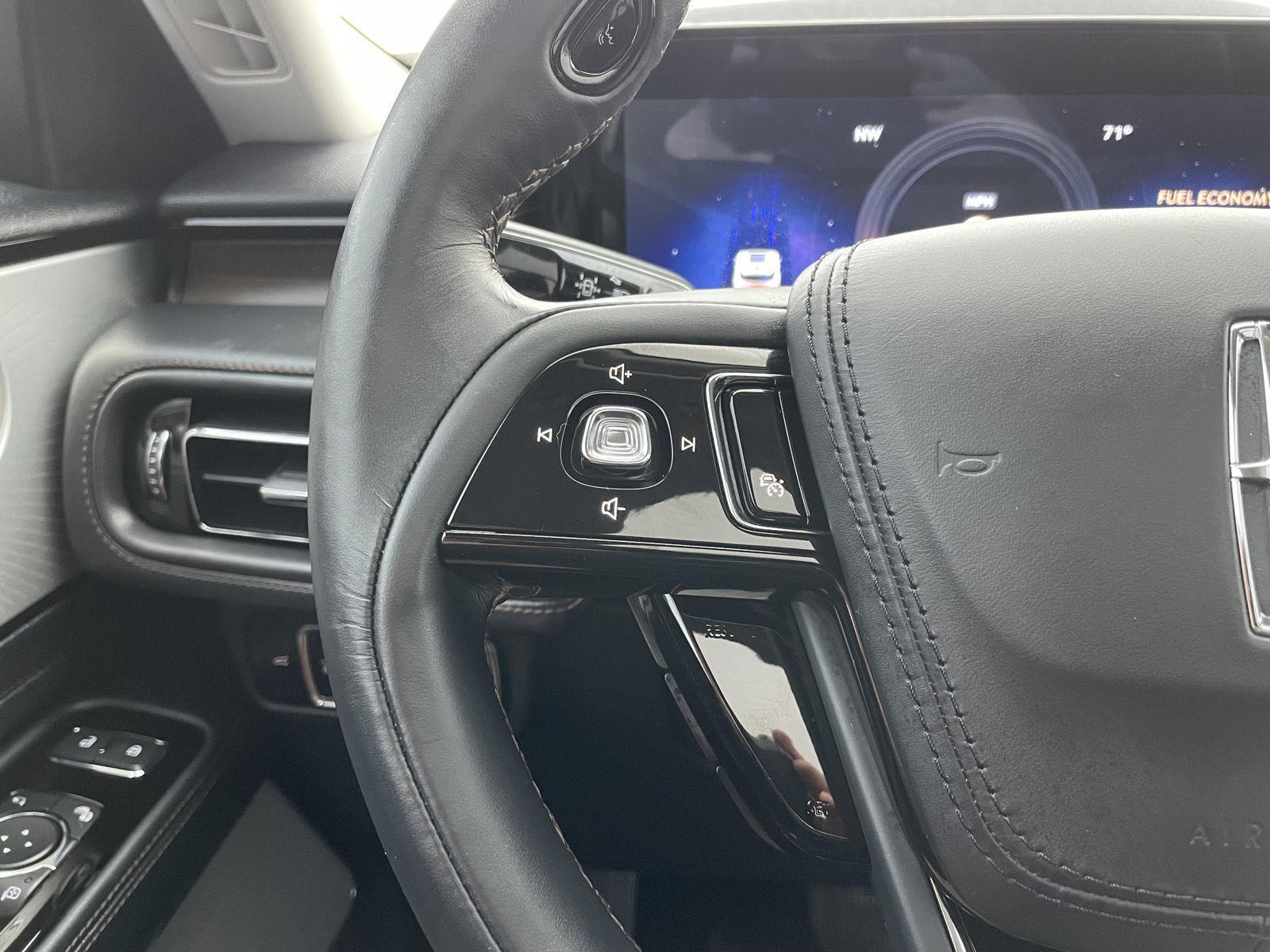 Vehicle photo 13