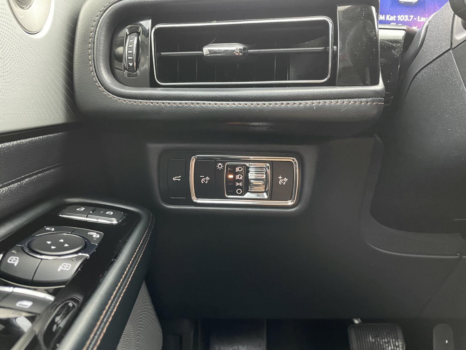 Vehicle photo 16