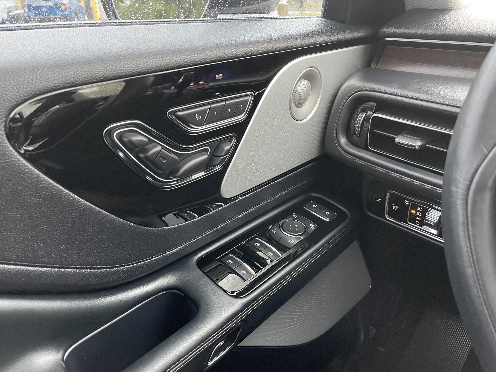 Vehicle photo 33