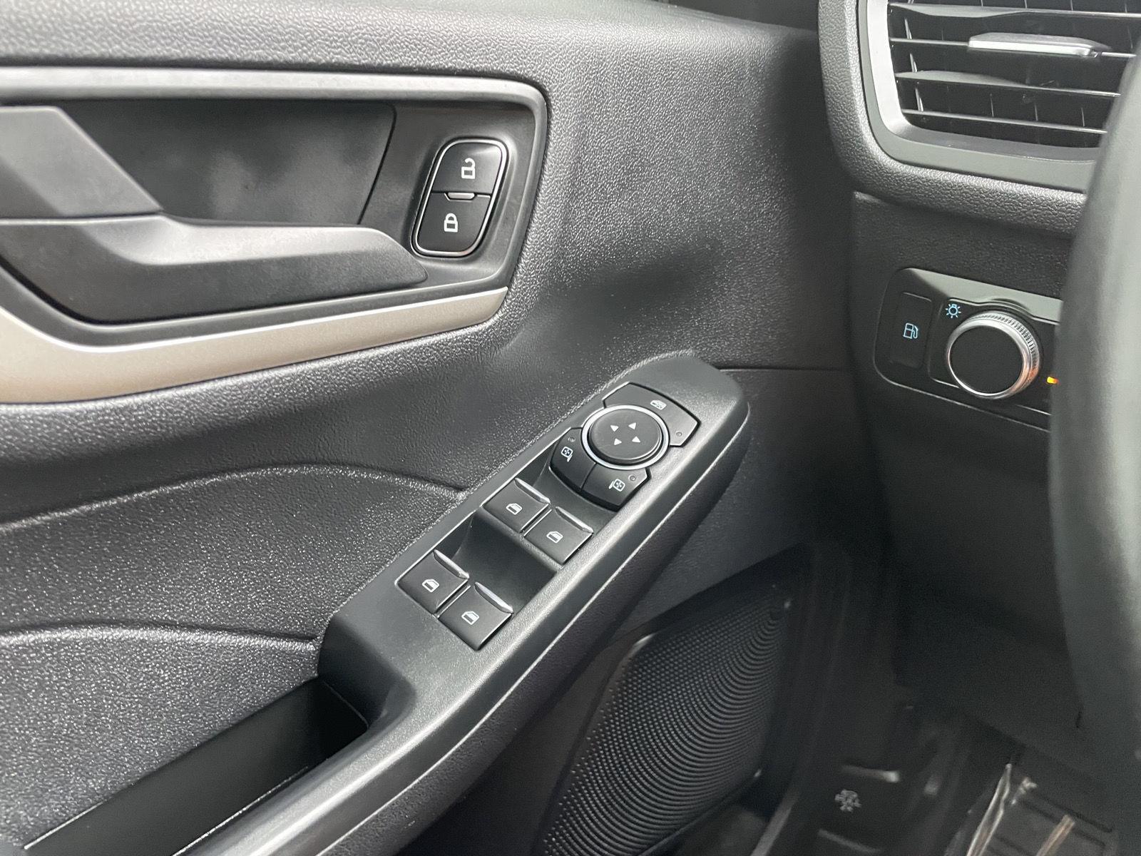 Vehicle photo 28