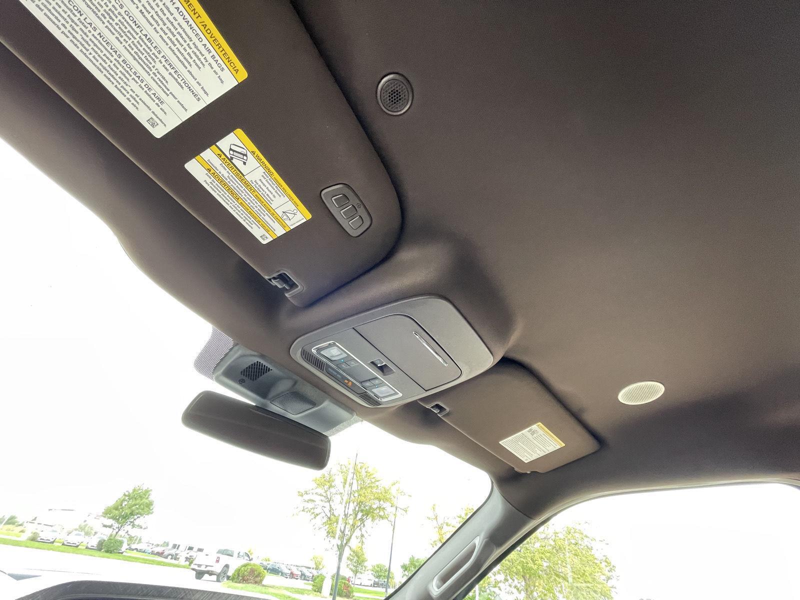 Vehicle photo 21