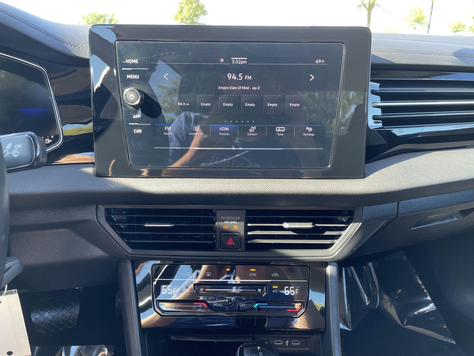 Vehicle photo 23