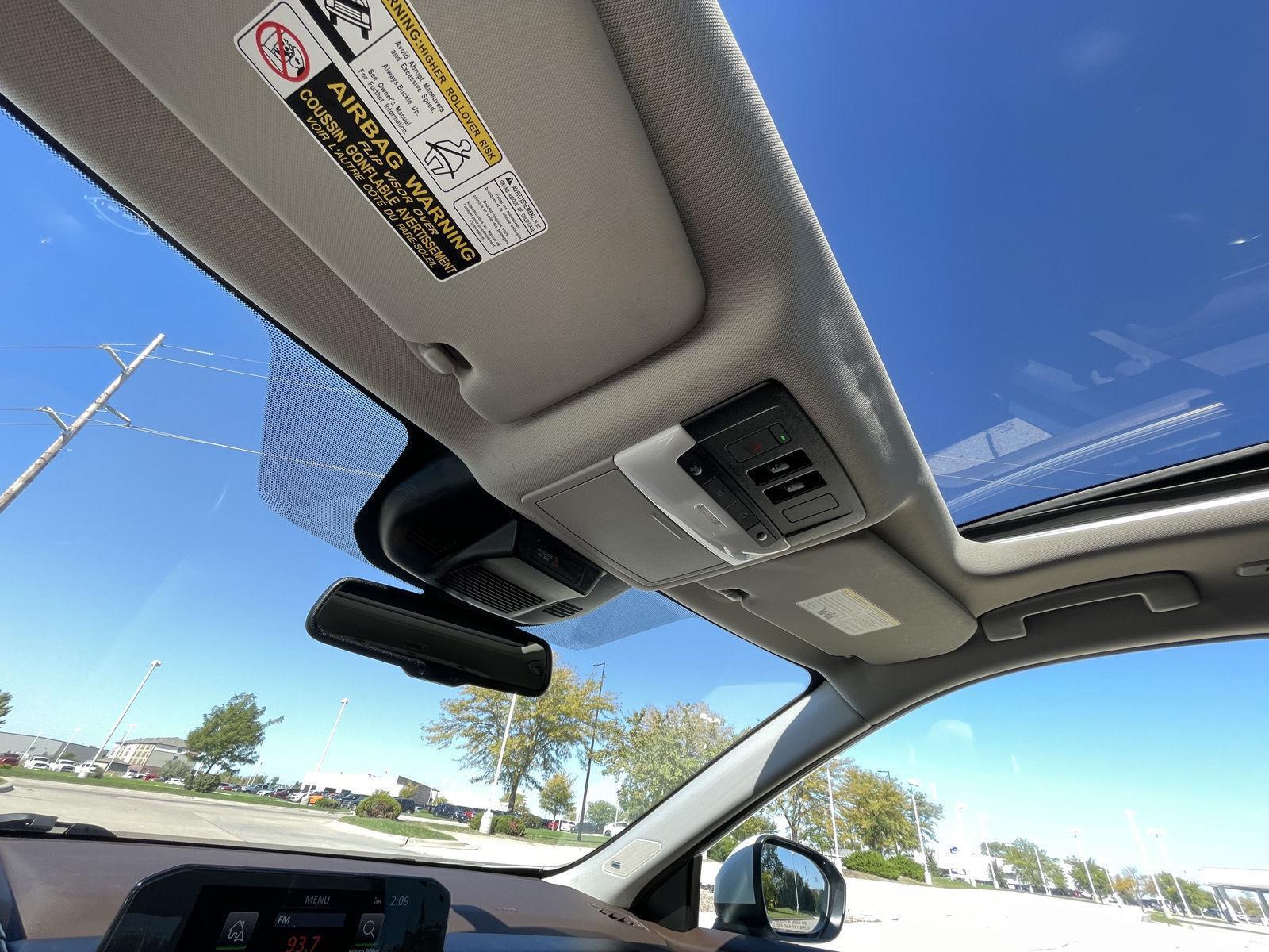 Vehicle photo 21