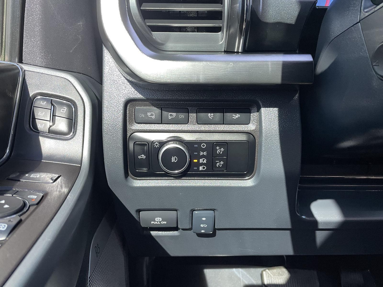 Vehicle photo 15