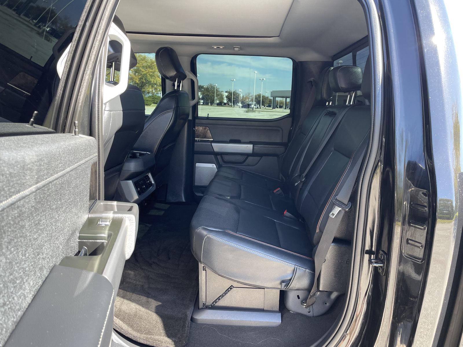 Vehicle photo 19