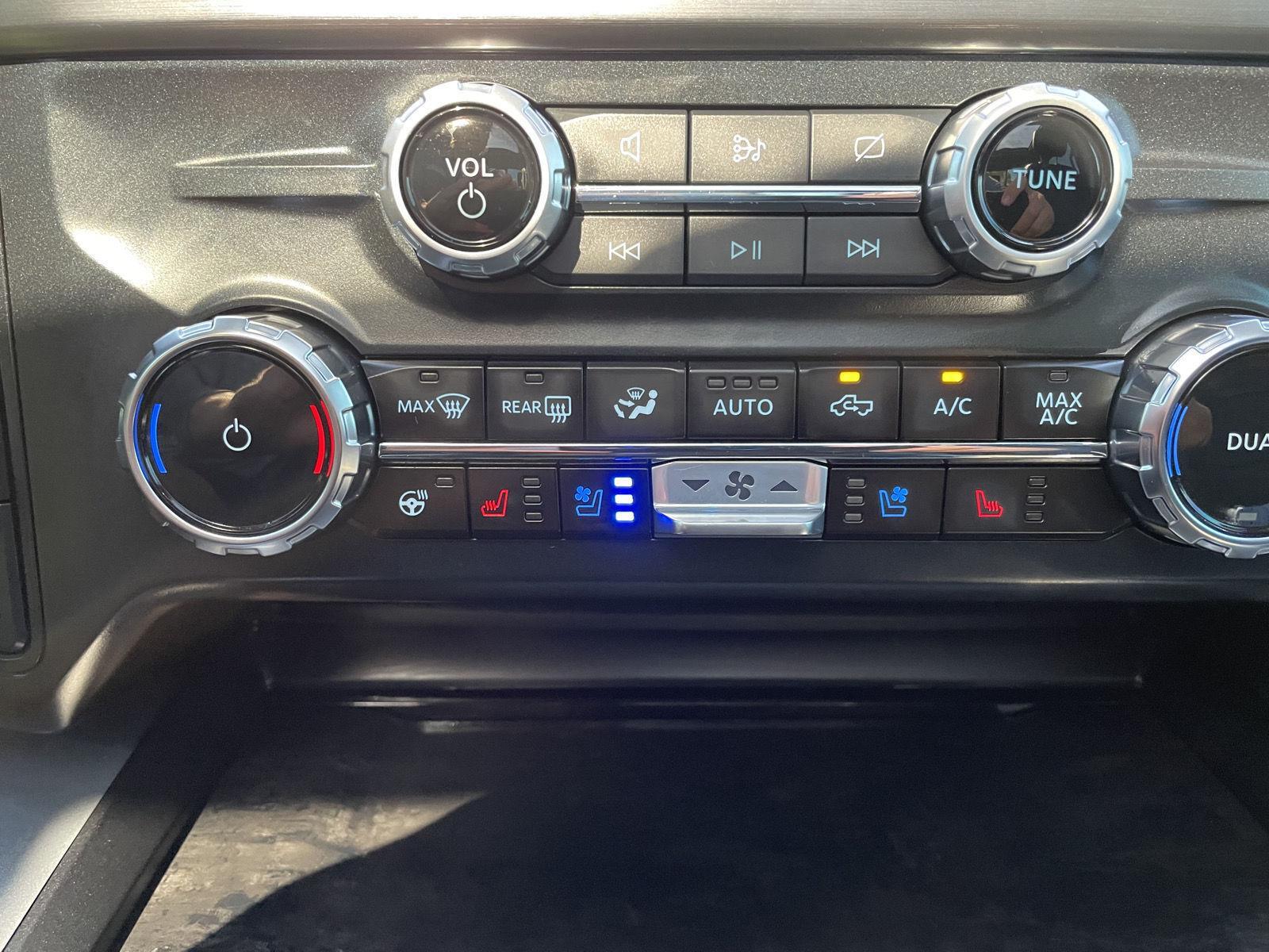 Vehicle photo 30