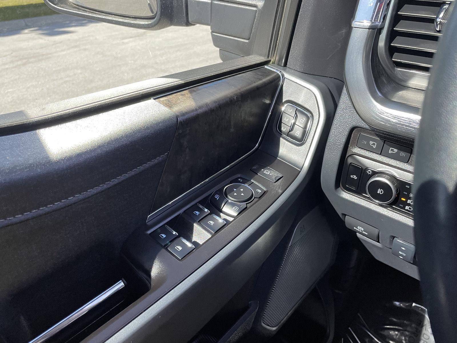 Vehicle photo 32