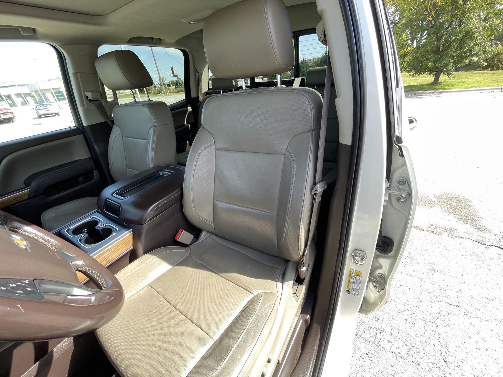 Vehicle photo 17