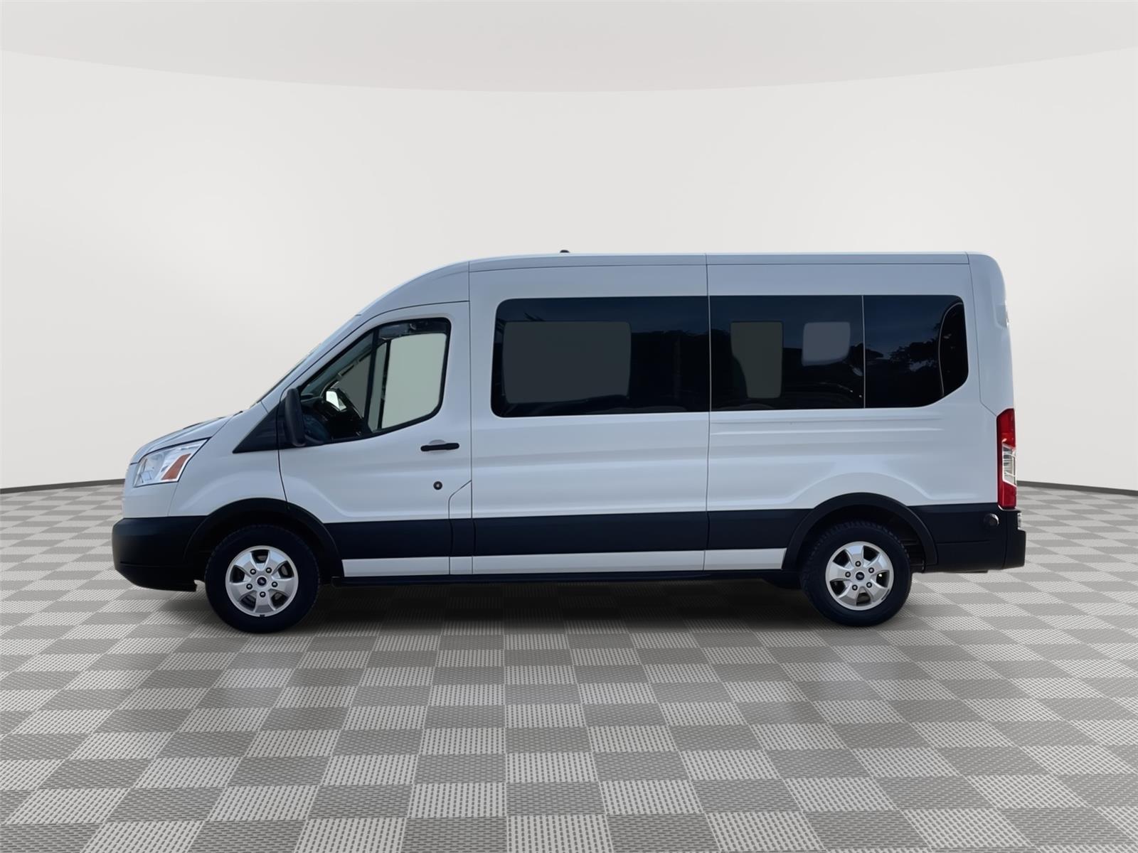 Vehicle photo 2