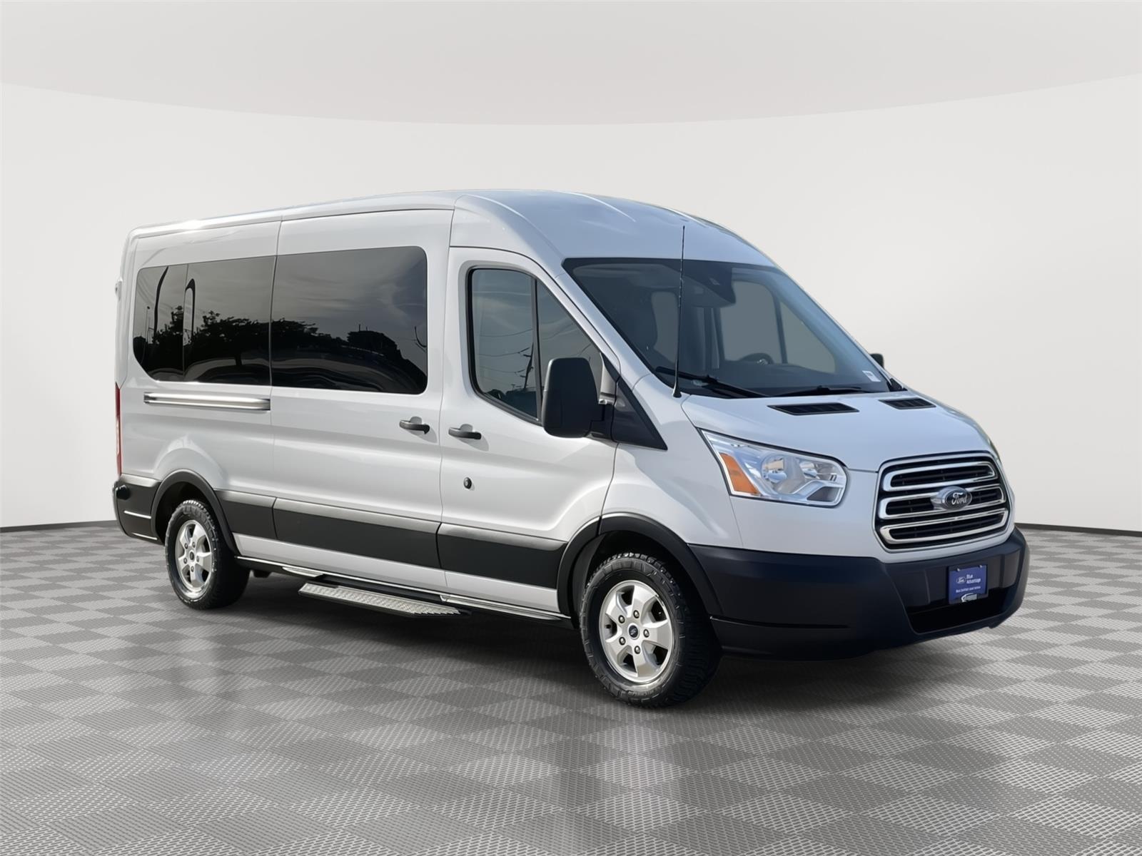 Vehicle photo 5