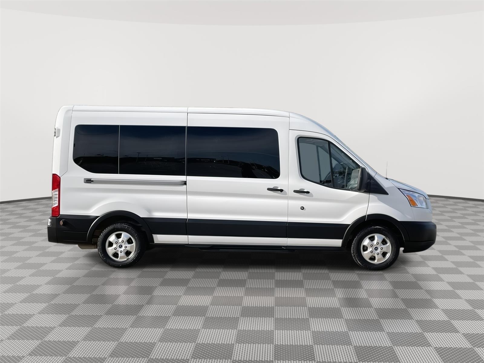 Vehicle photo 6