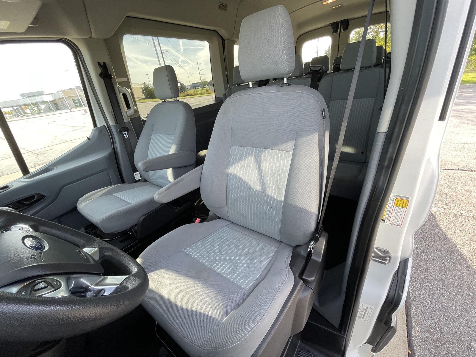 Vehicle photo 17