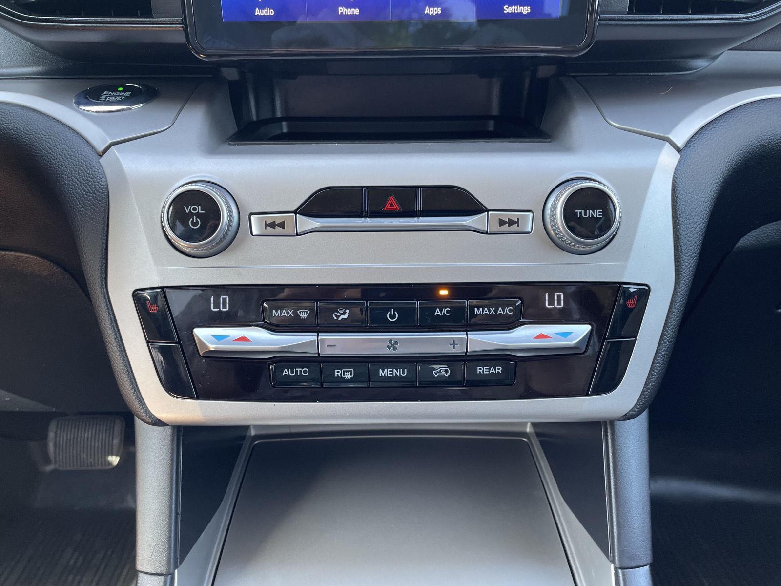 Vehicle photo 26