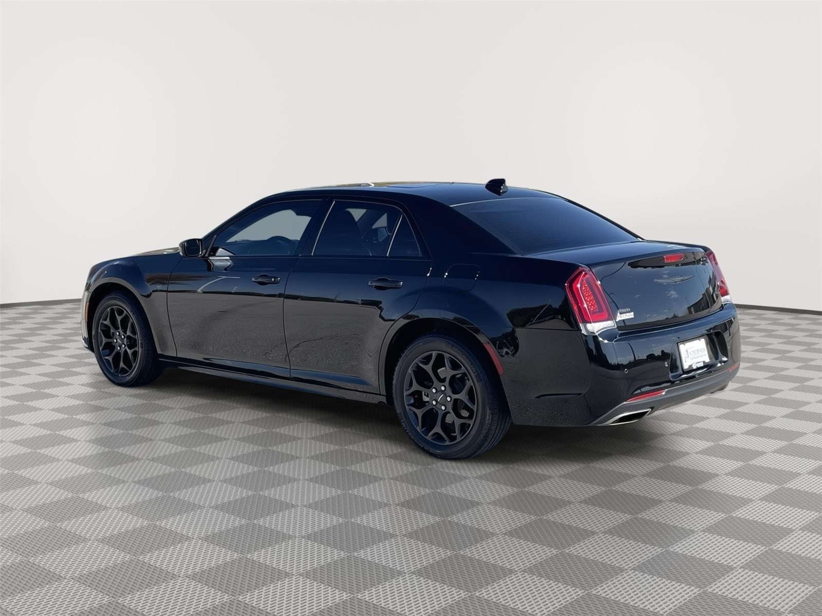 Vehicle photo 9