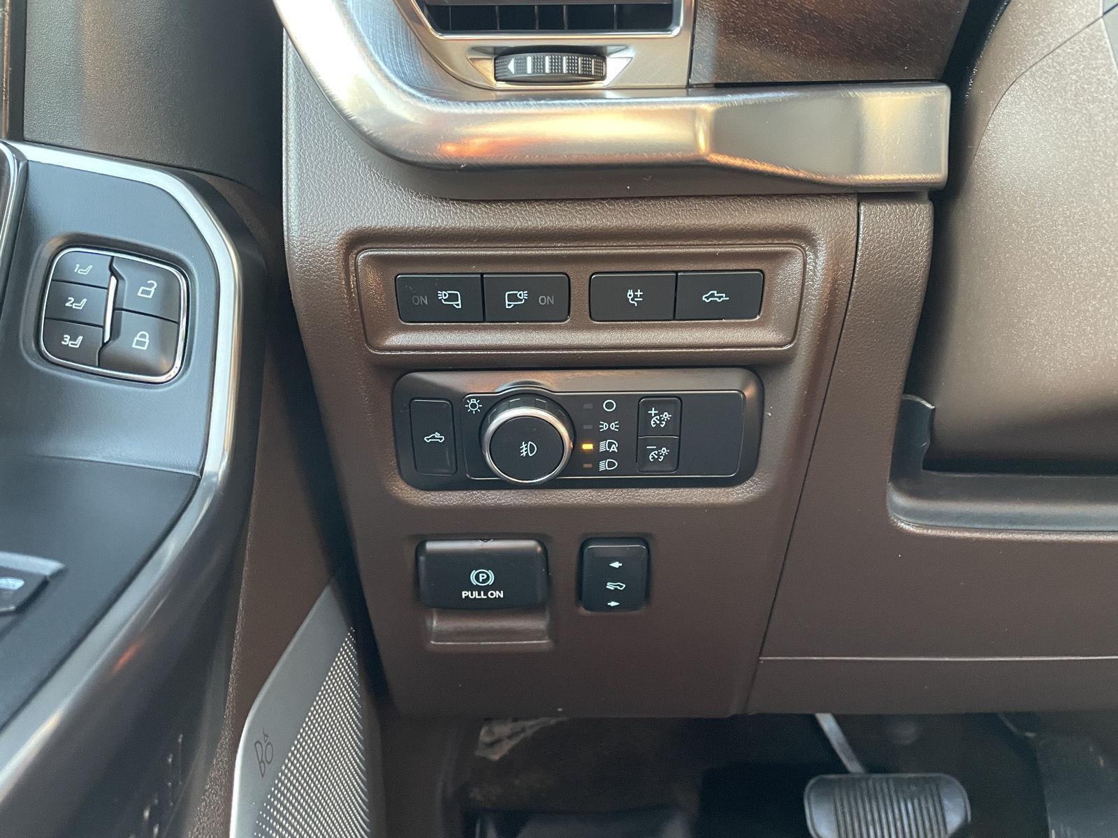Vehicle photo 15