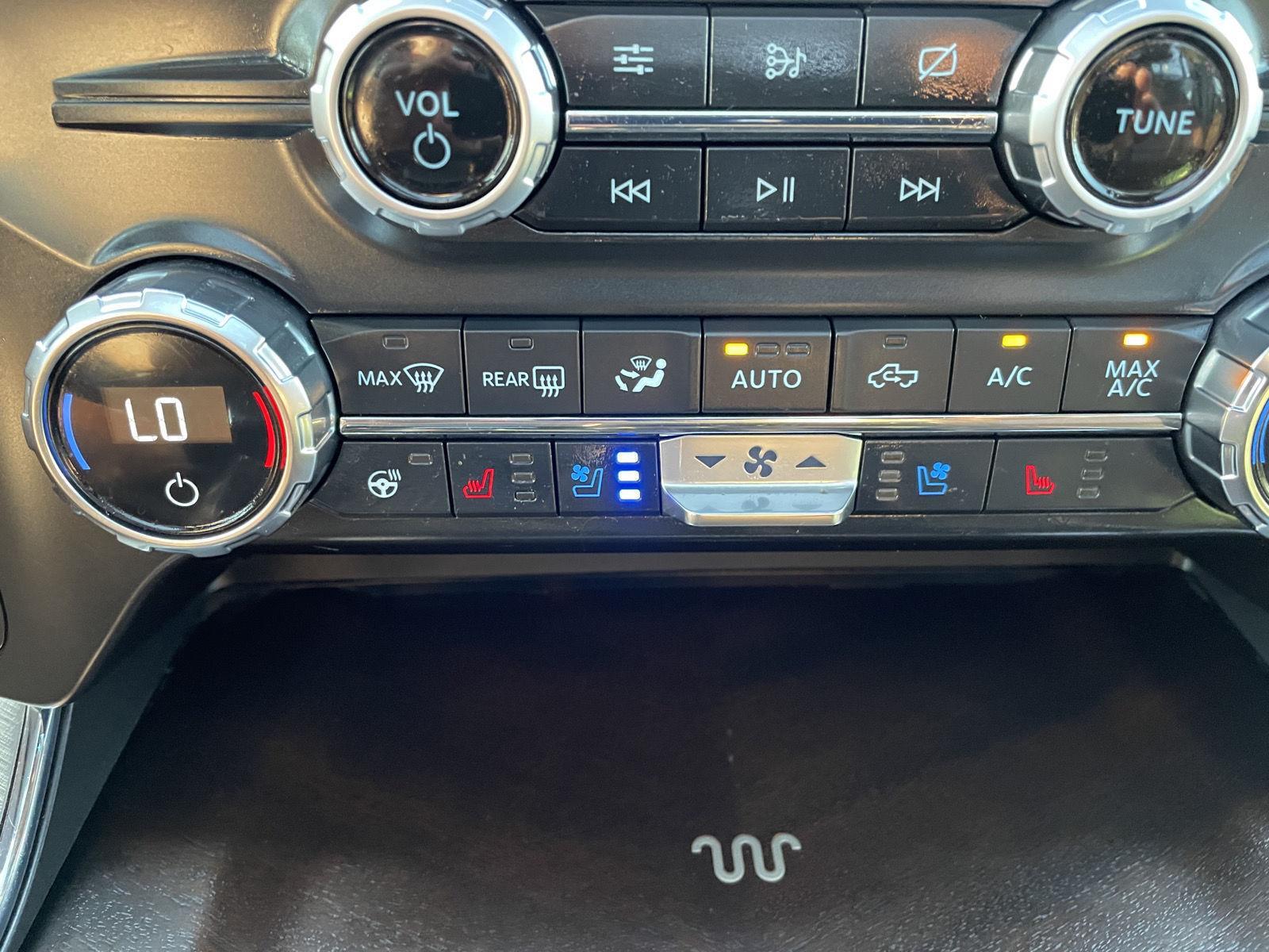 Vehicle photo 30