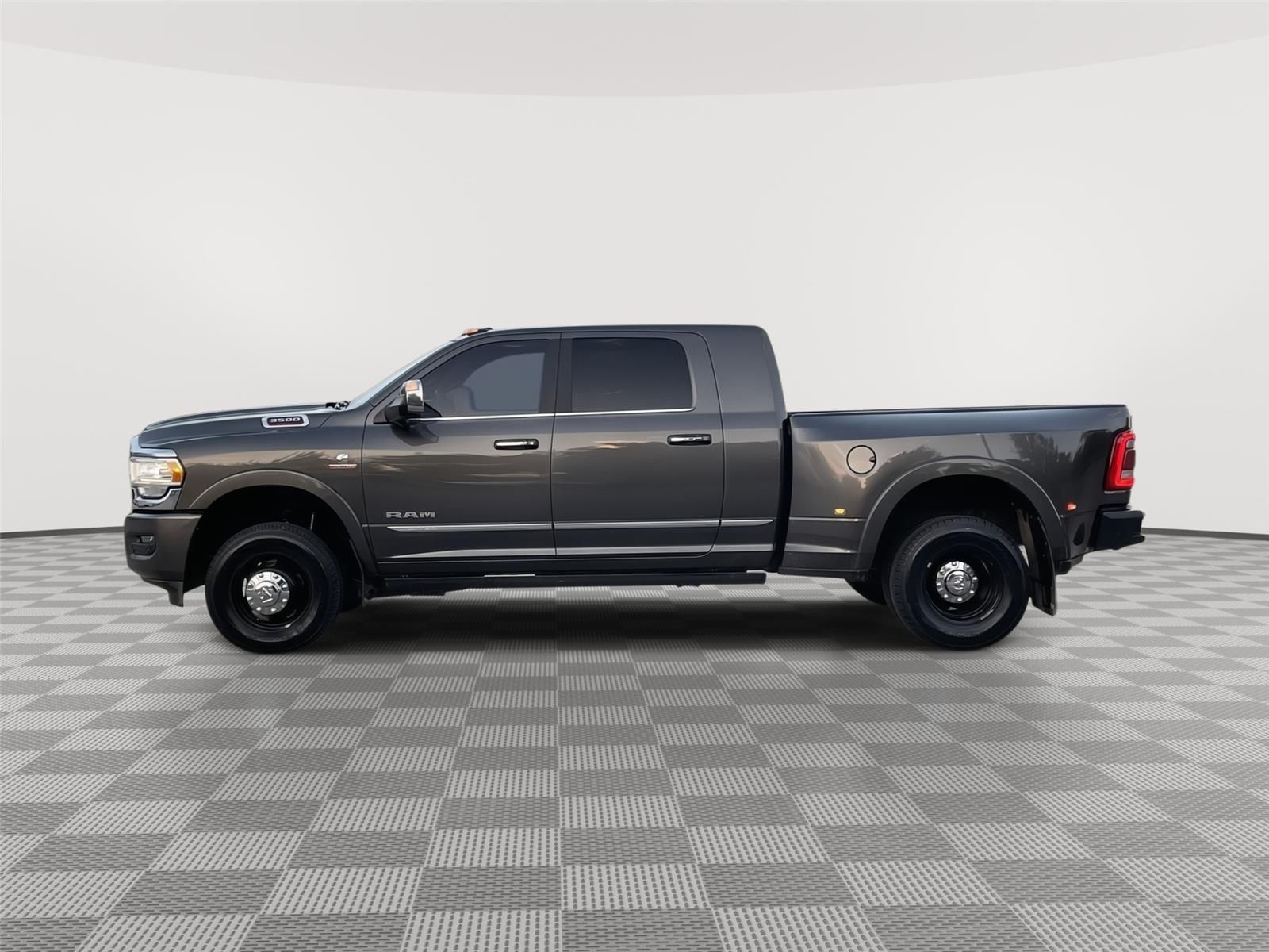 Vehicle photo 2