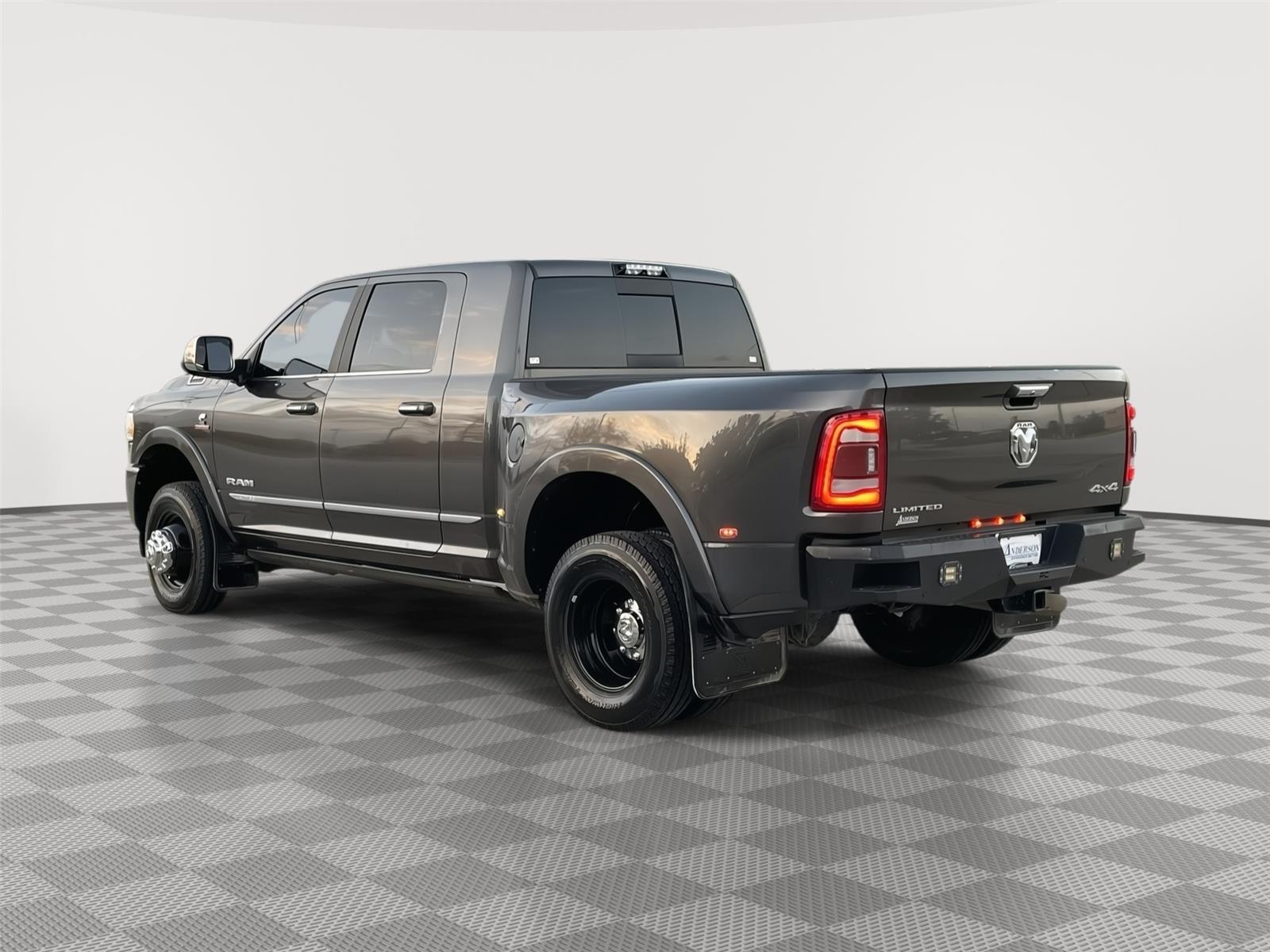 Vehicle photo 9
