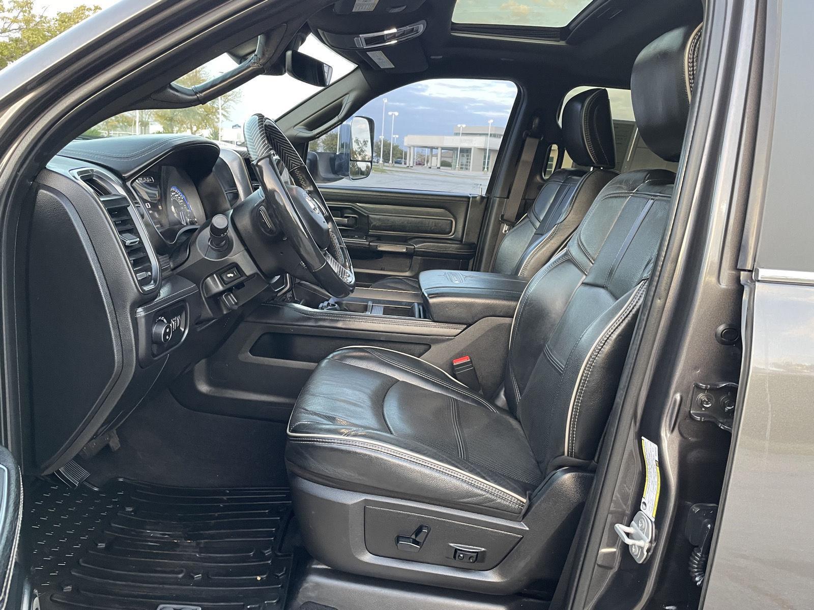 Vehicle photo 17