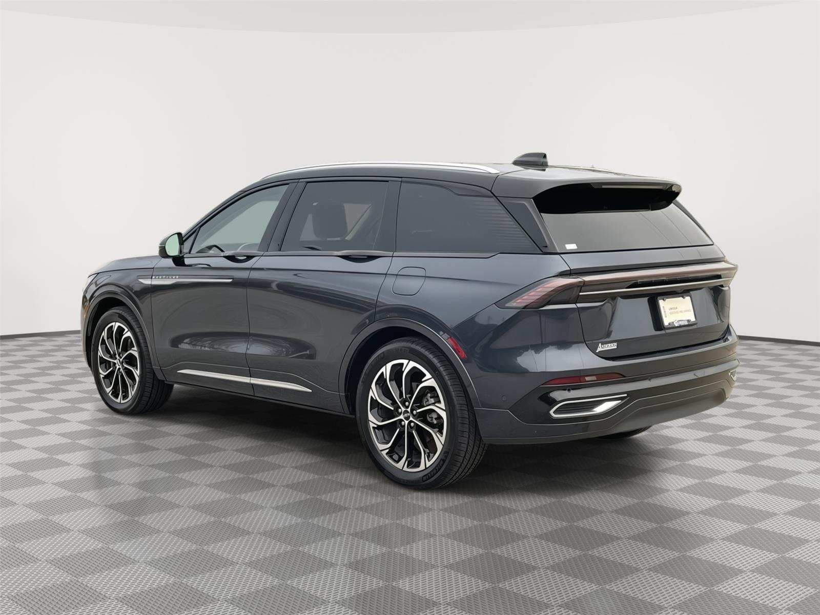 Vehicle photo 9