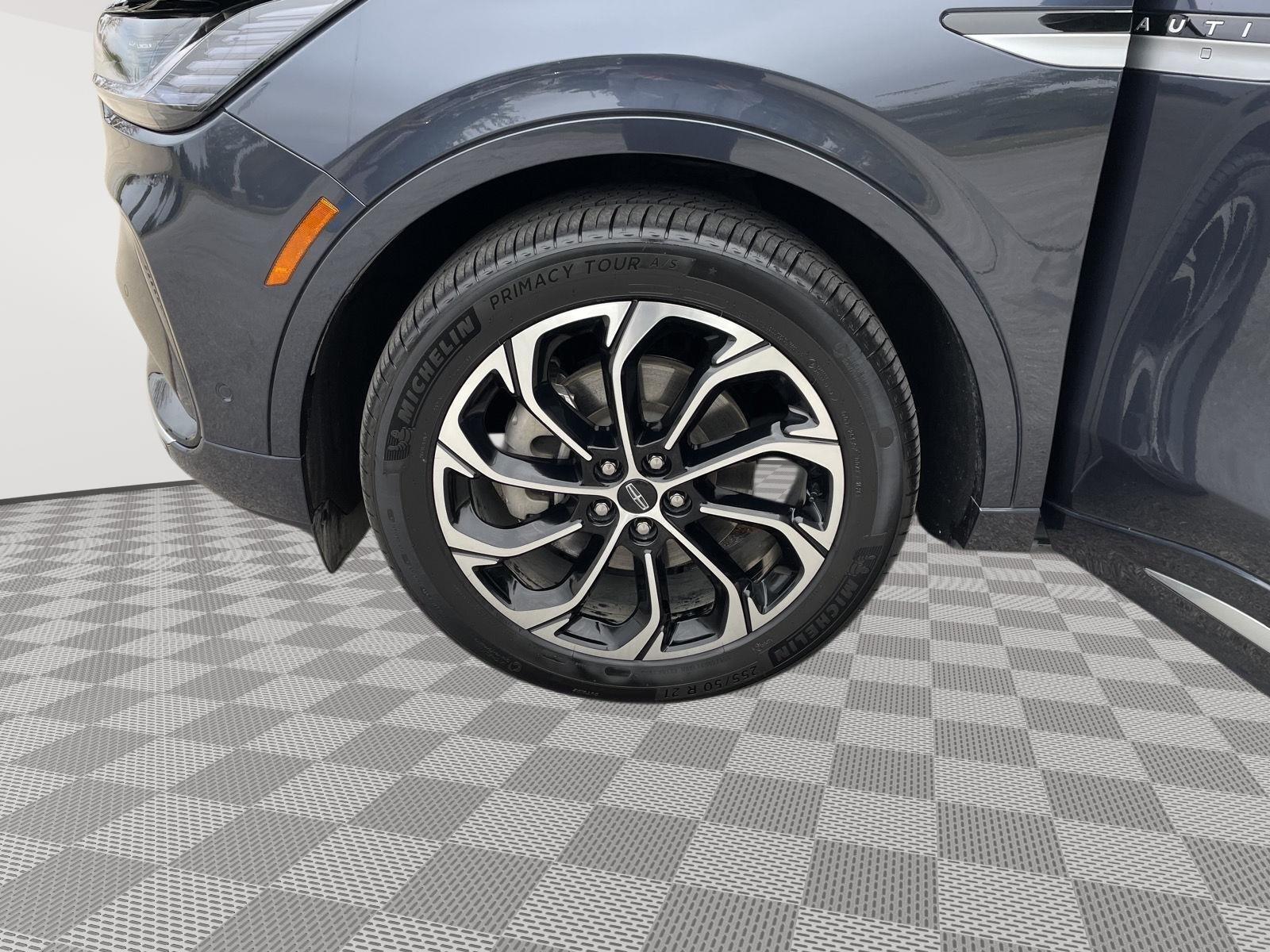 Vehicle photo 10