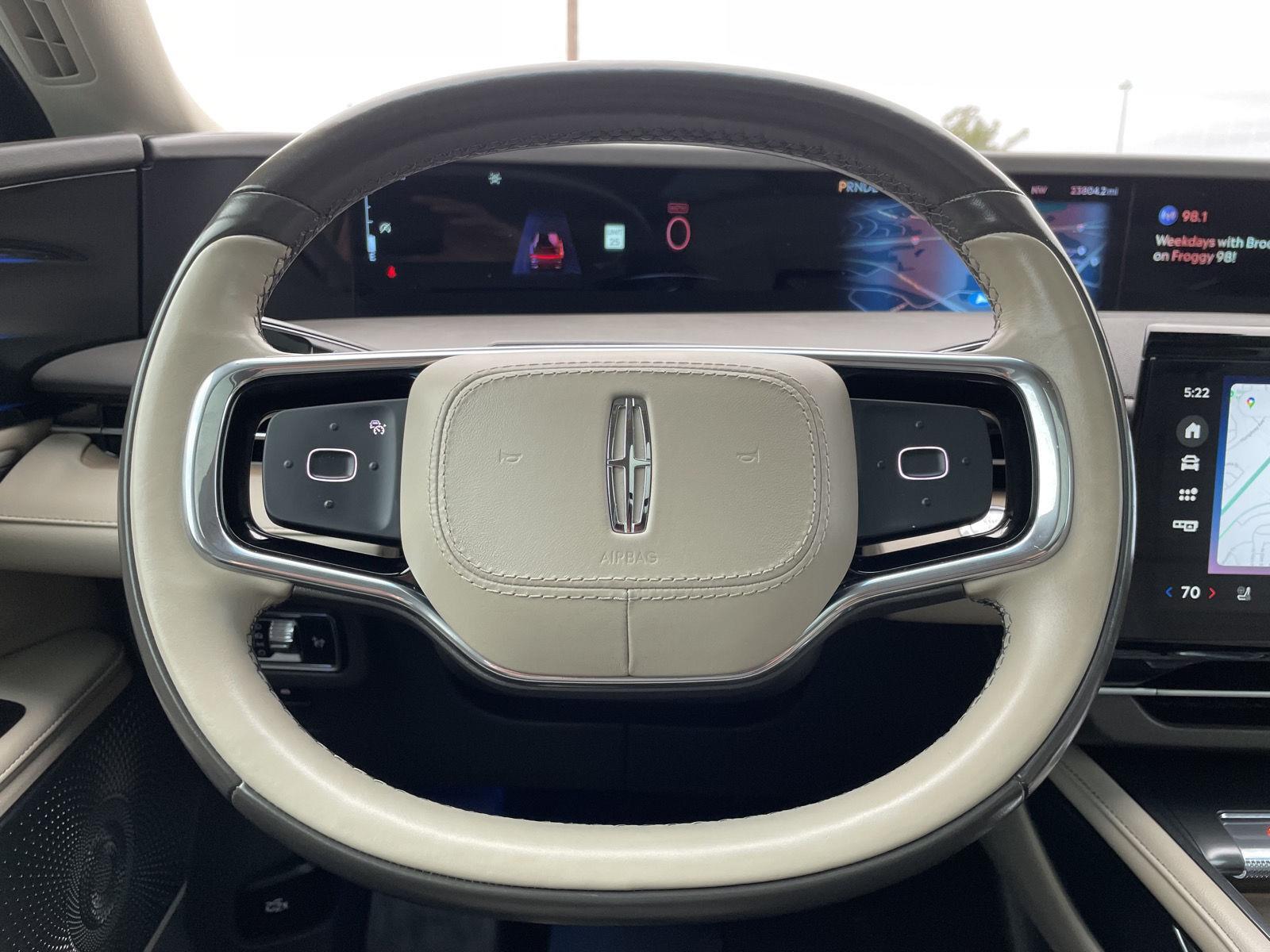 Vehicle photo 12