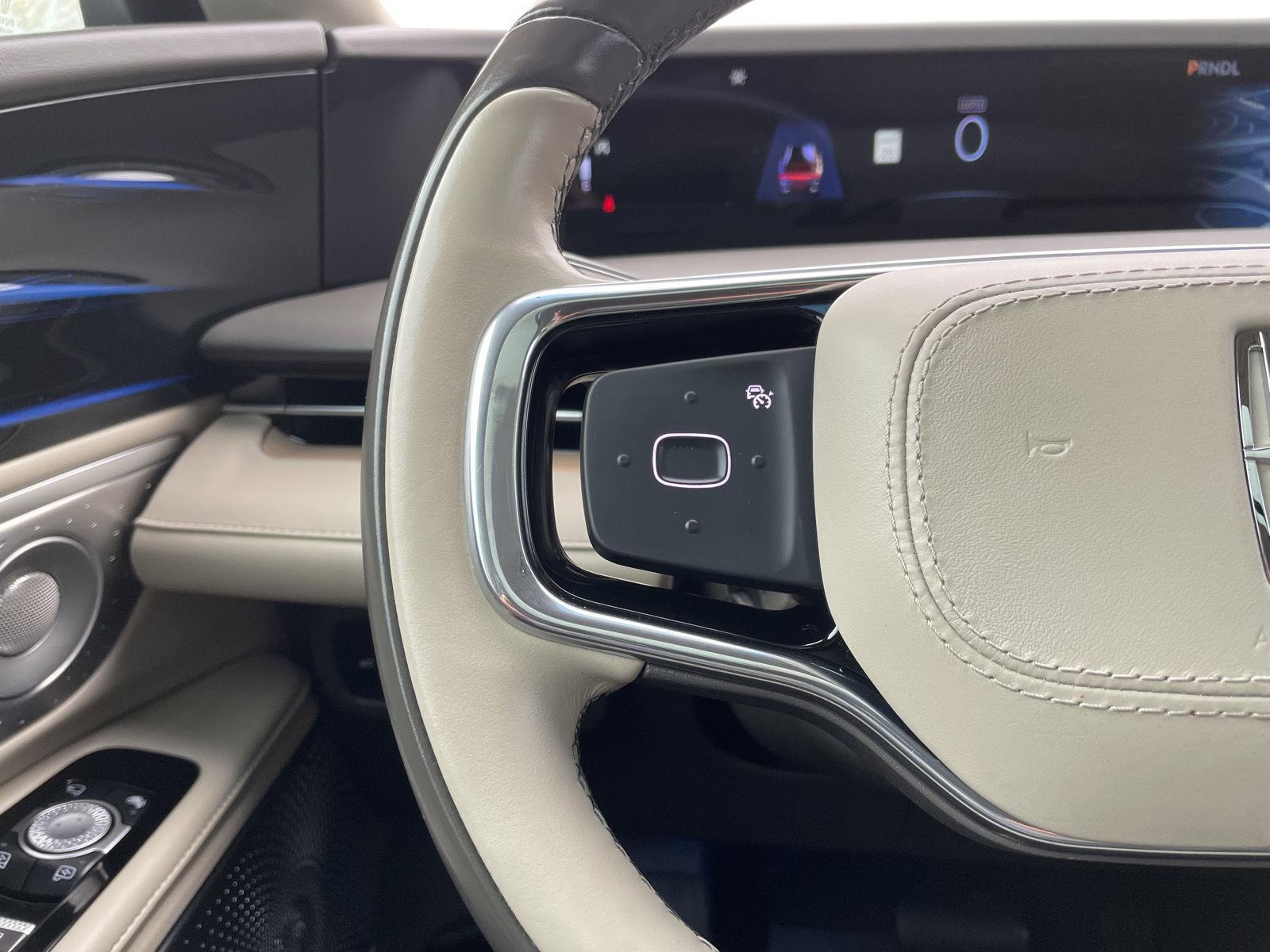 Vehicle photo 13