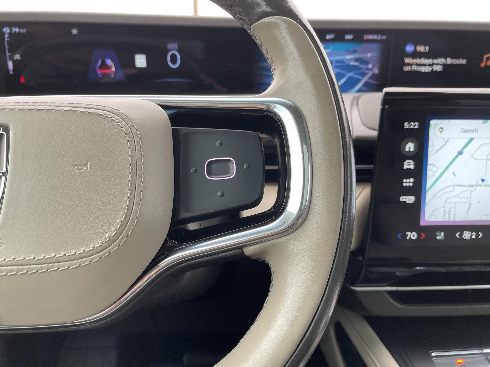 Vehicle photo 14