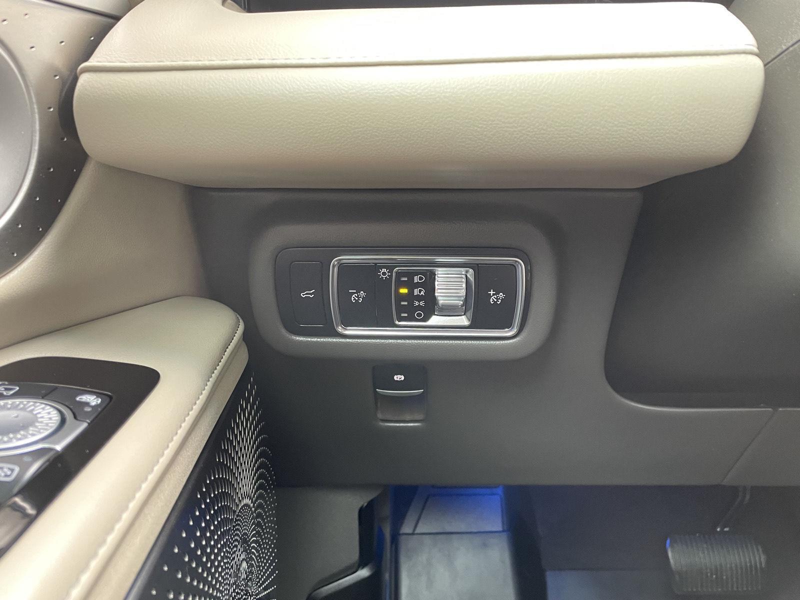 Vehicle photo 16