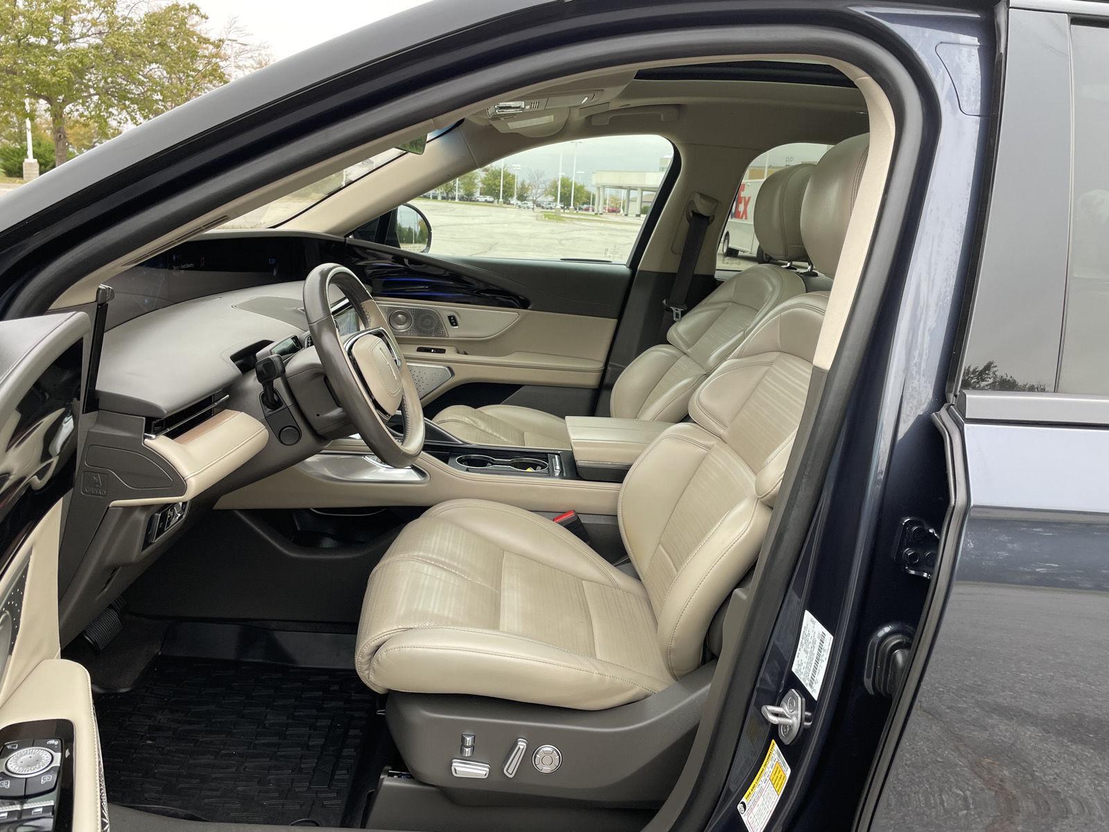 Vehicle photo 17