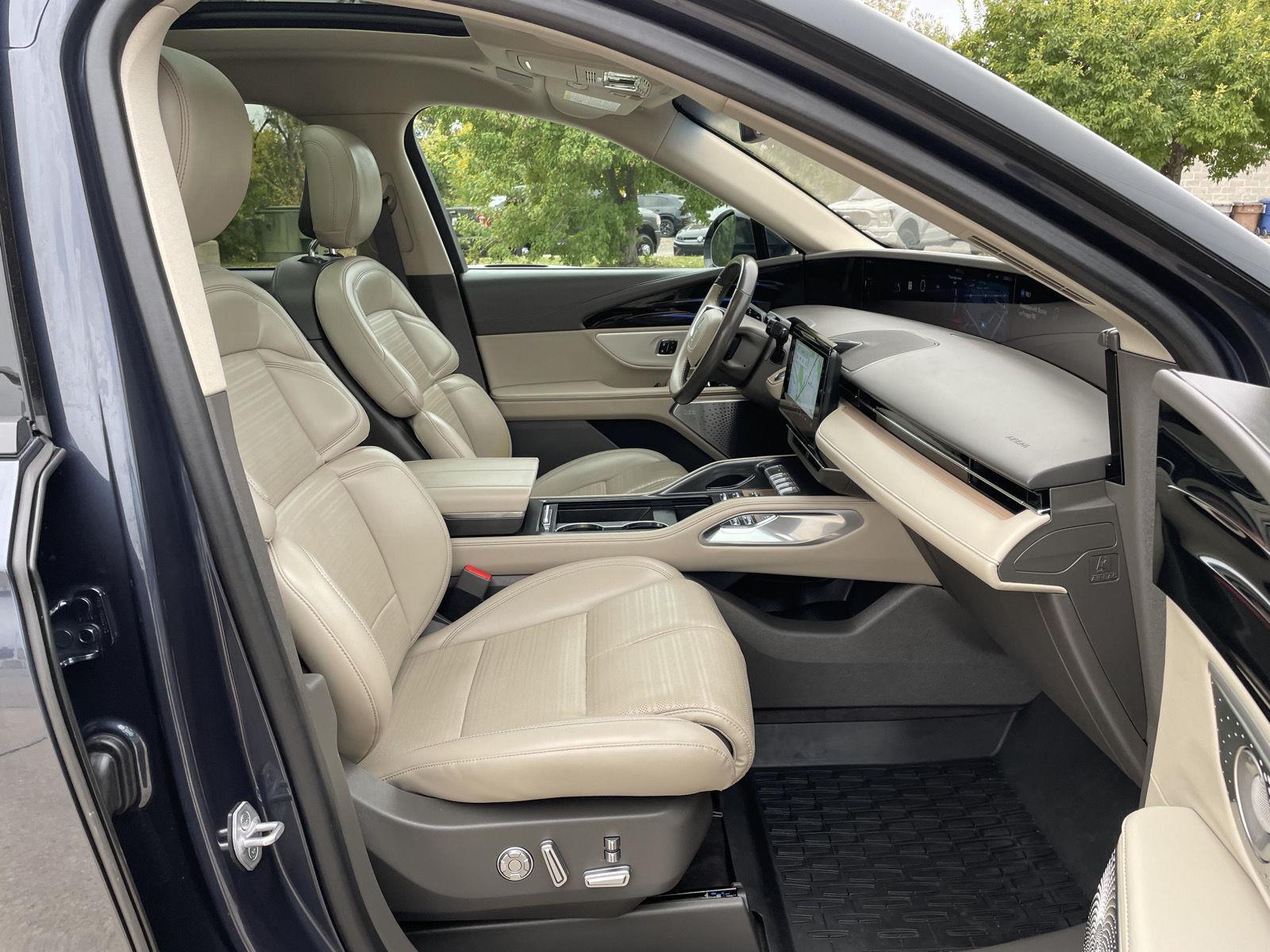 Vehicle photo 19