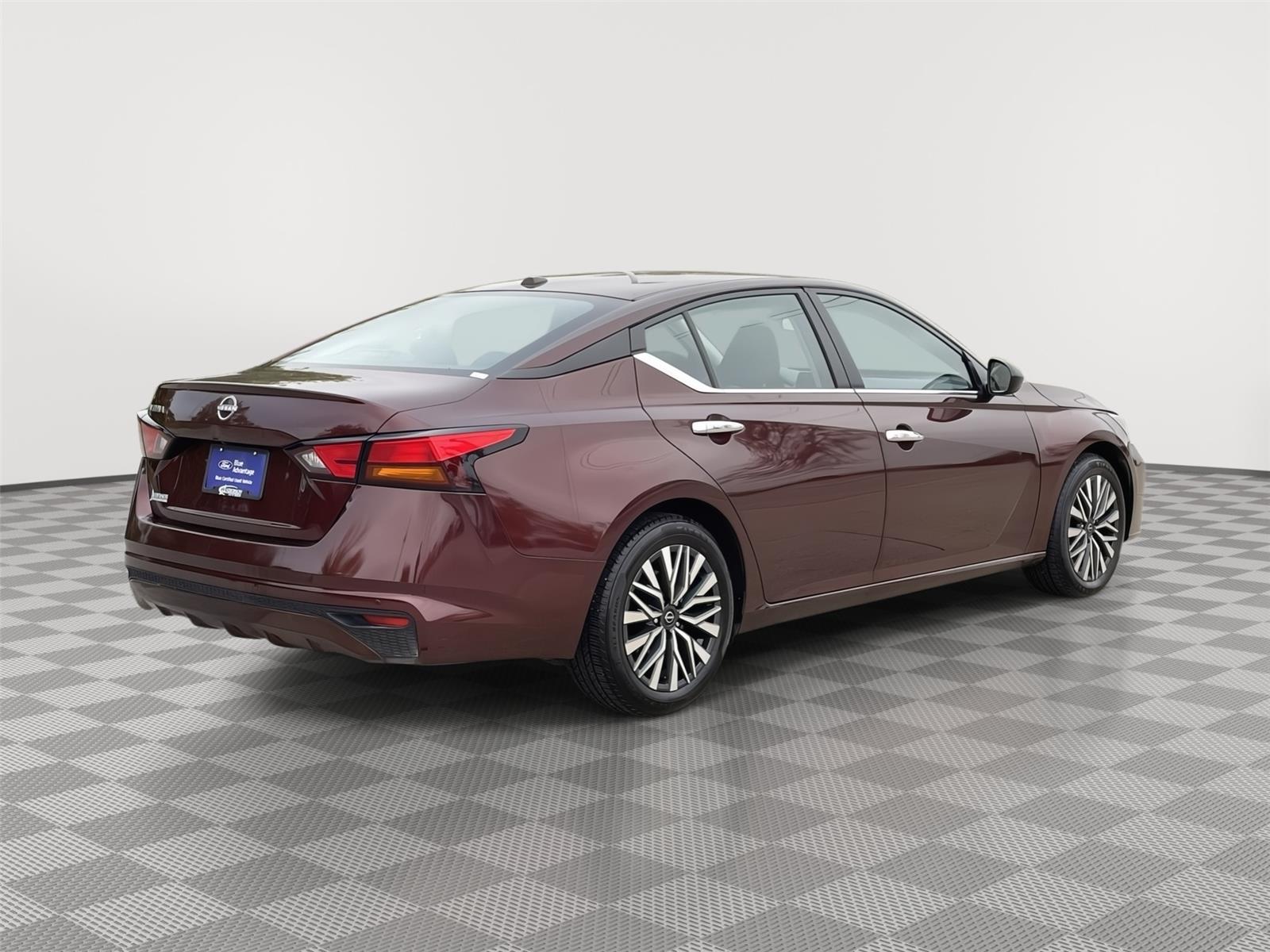 Vehicle photo 7