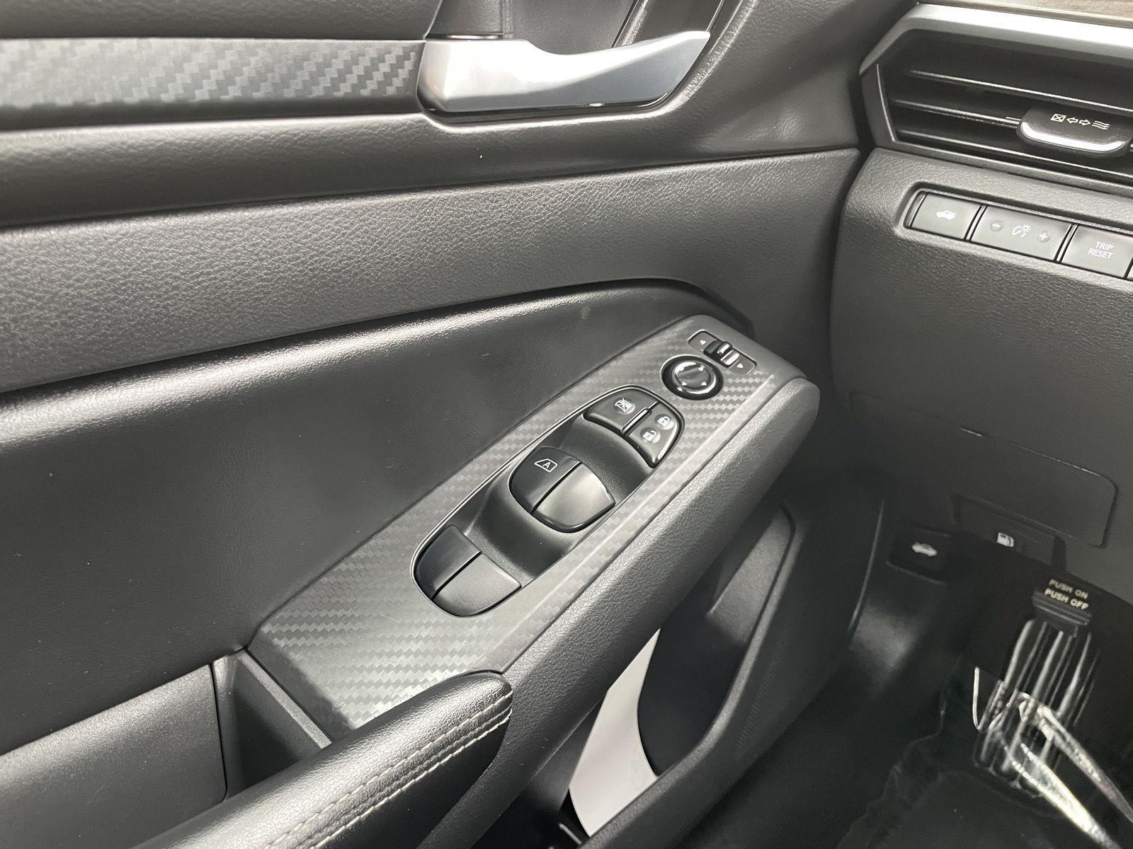 Vehicle photo 24