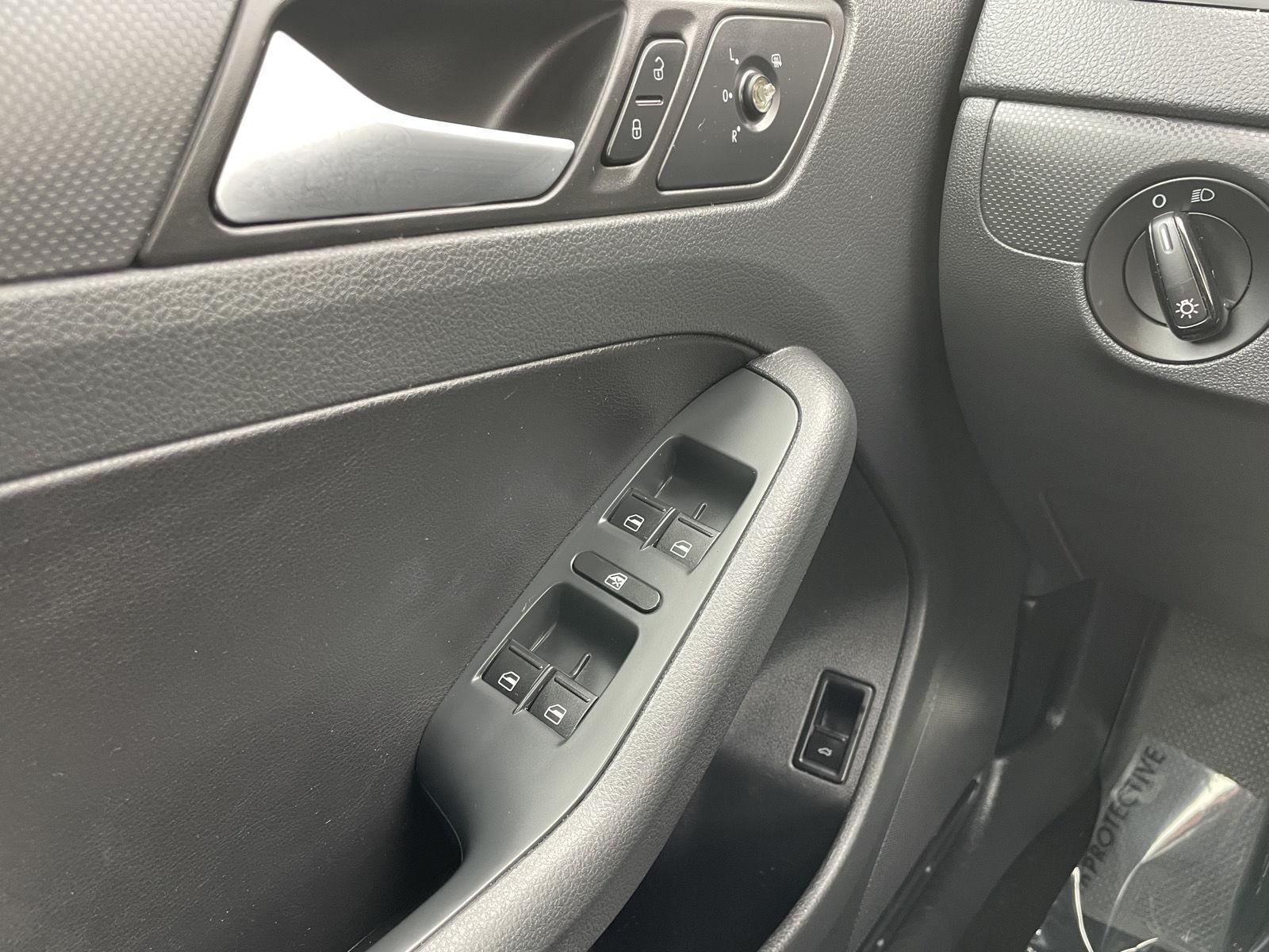 Vehicle photo 24