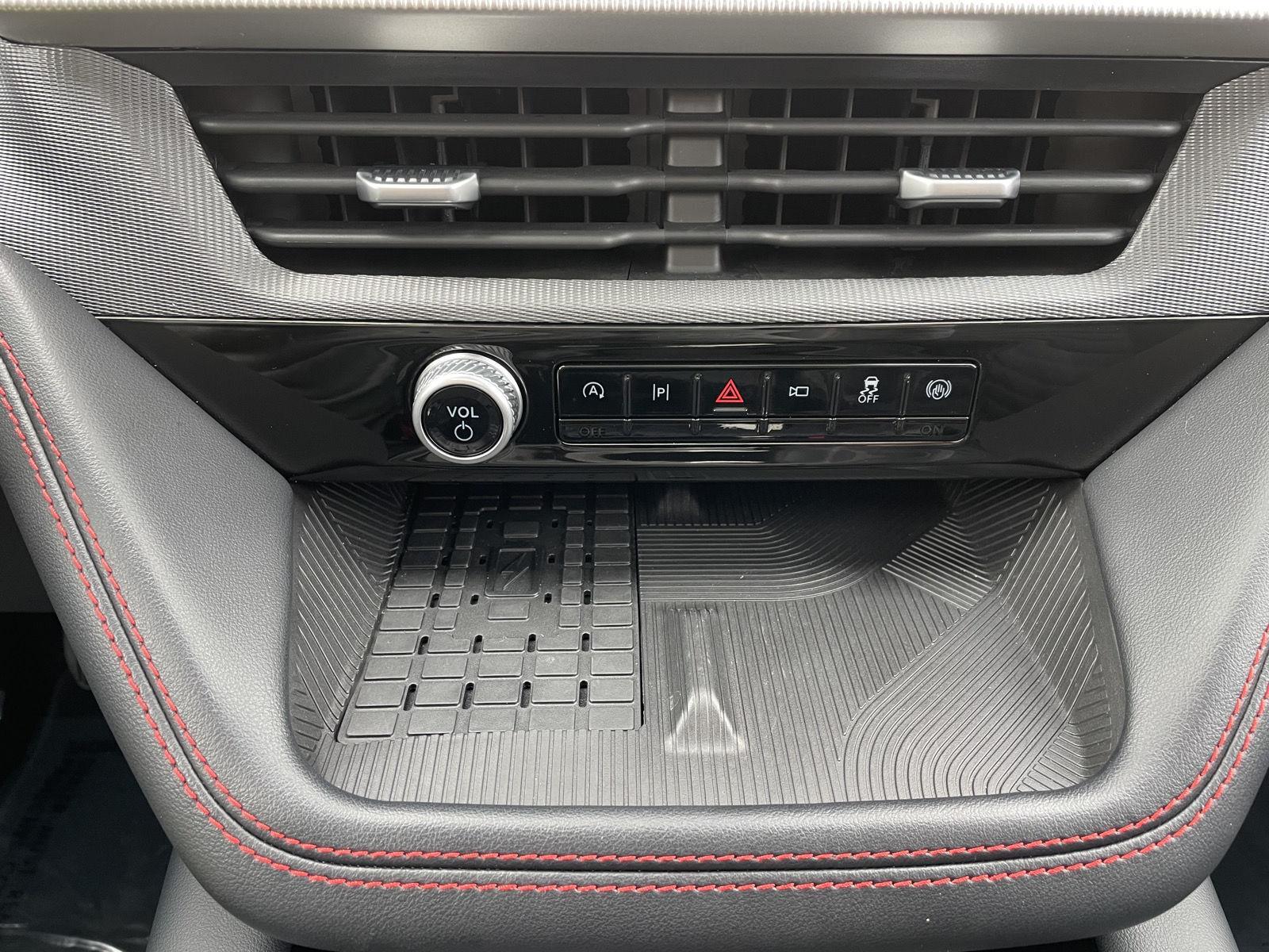 Vehicle photo 30