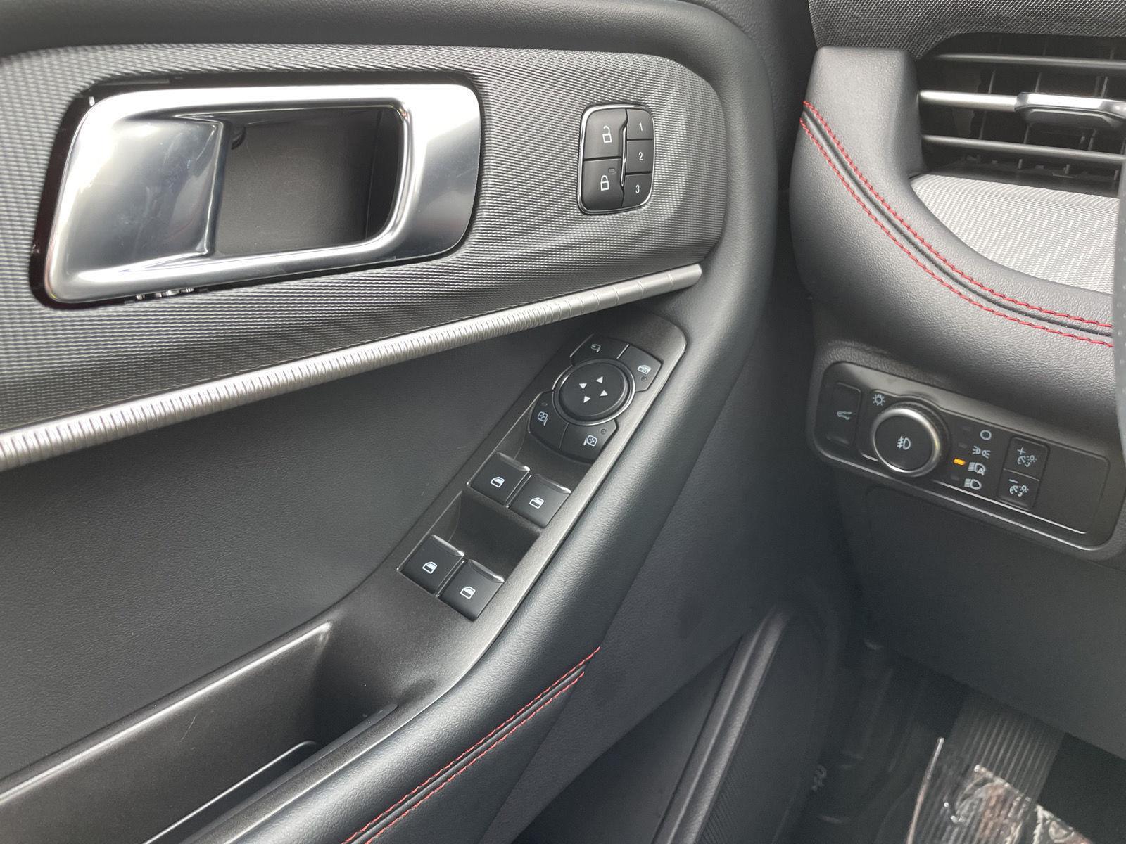Vehicle photo 32