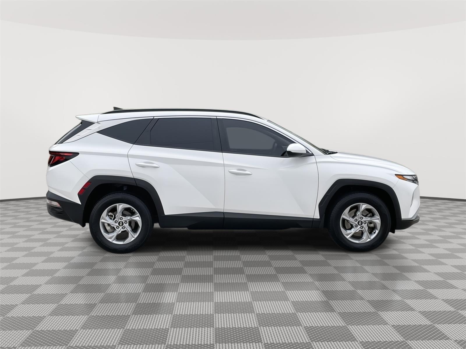 Vehicle photo 6