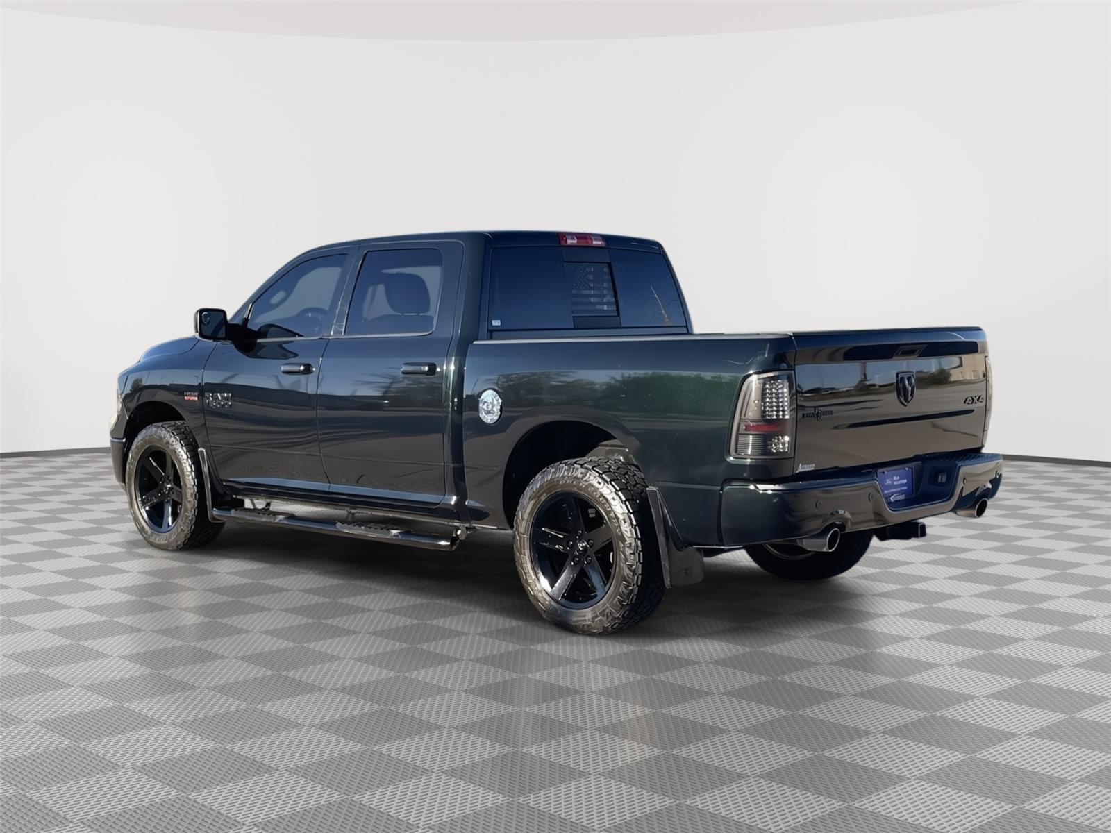 Vehicle photo 9