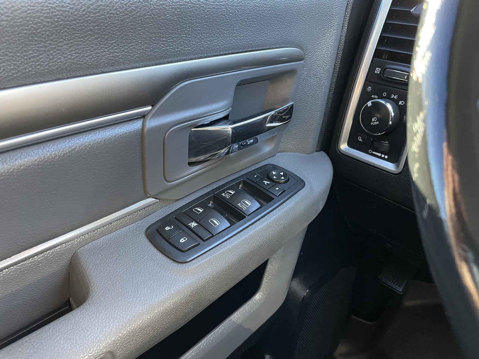 Vehicle photo 26