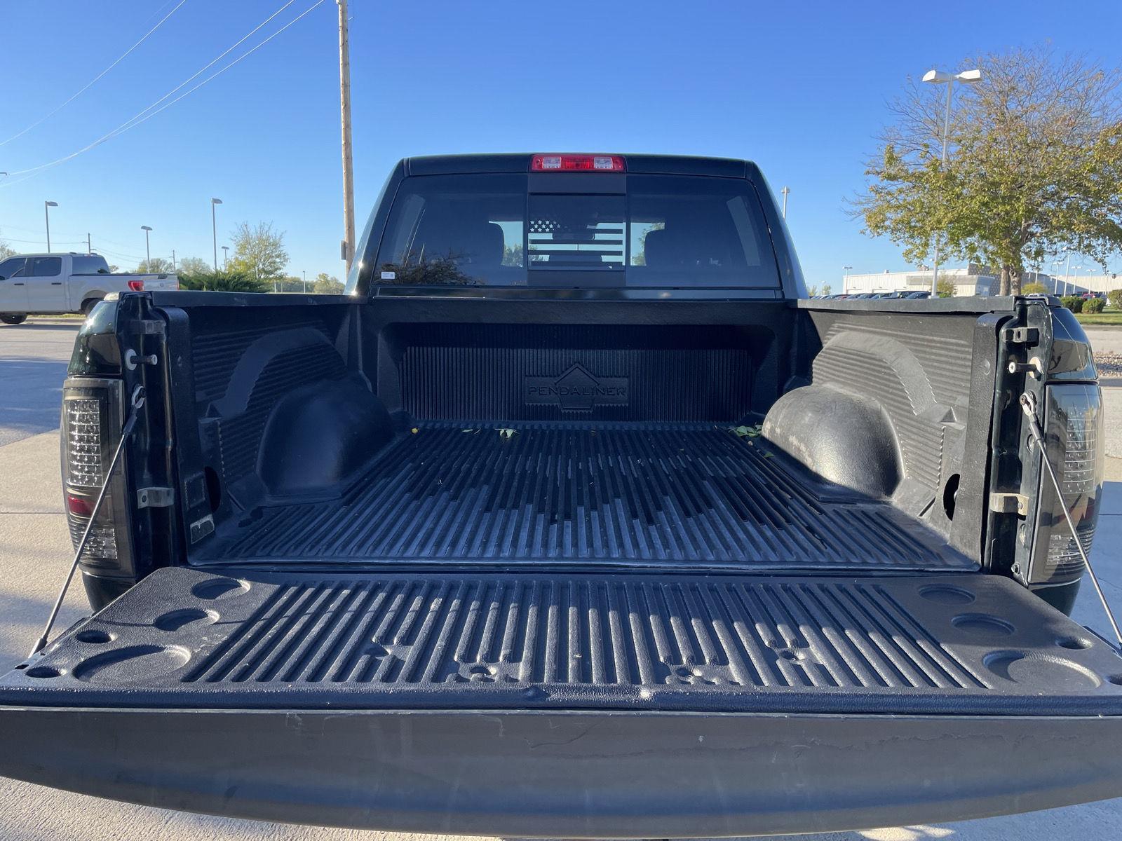 Vehicle photo 32
