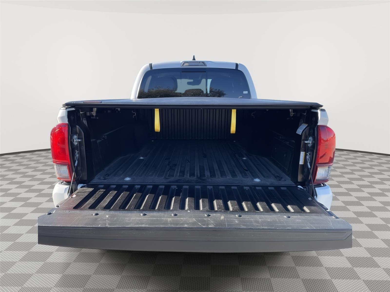 Vehicle photo 33