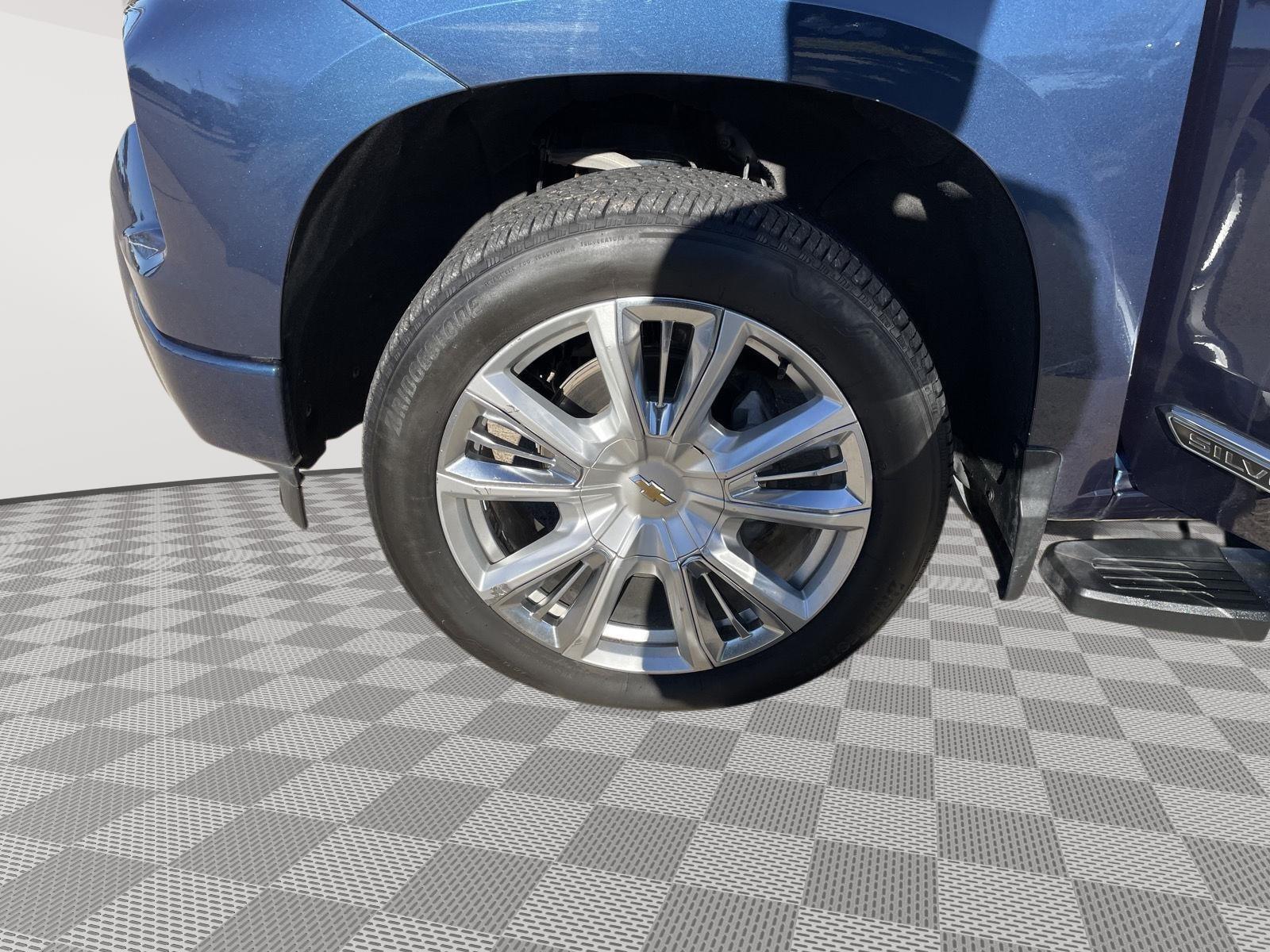 Vehicle photo 10