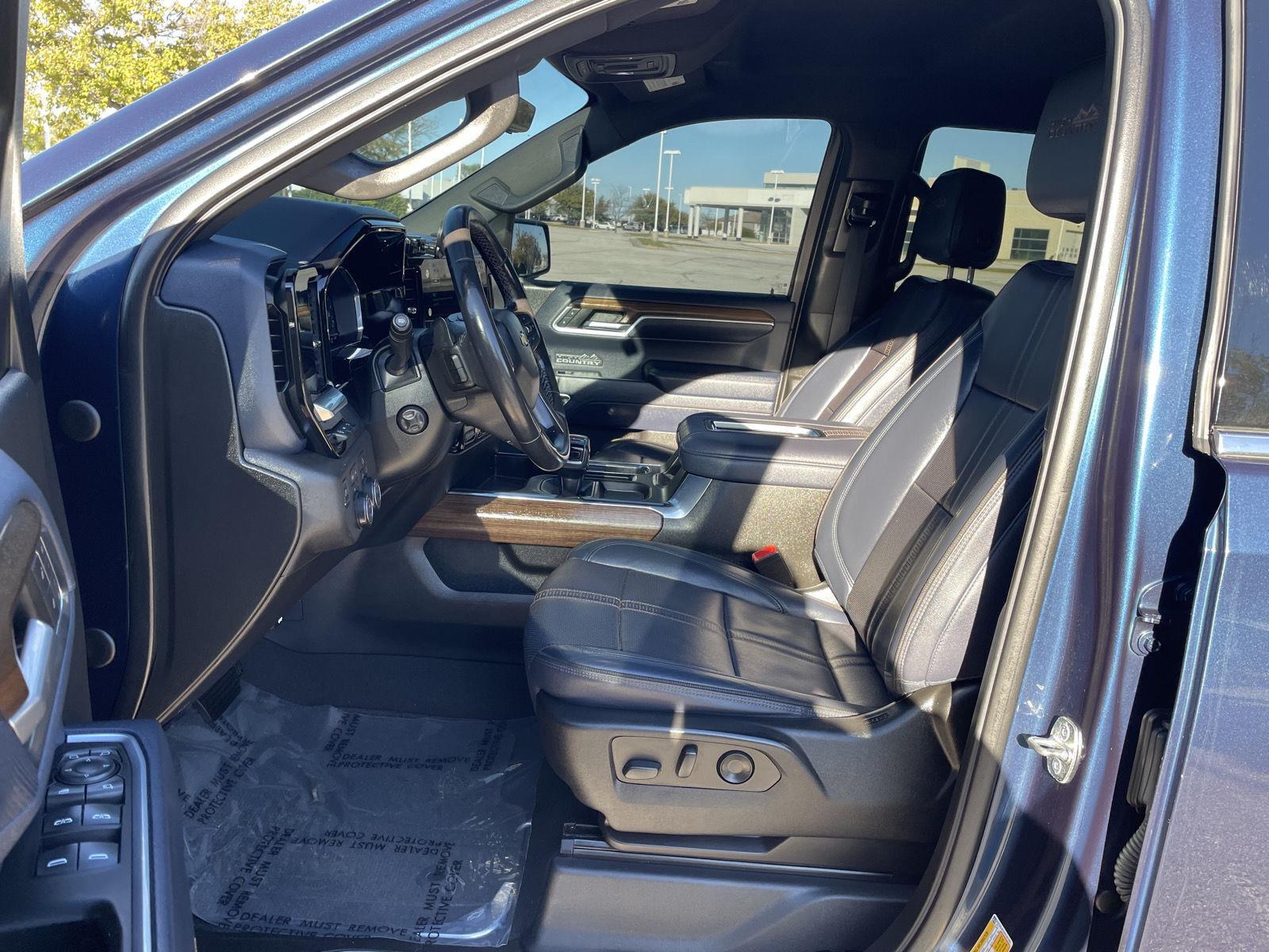 Vehicle photo 17
