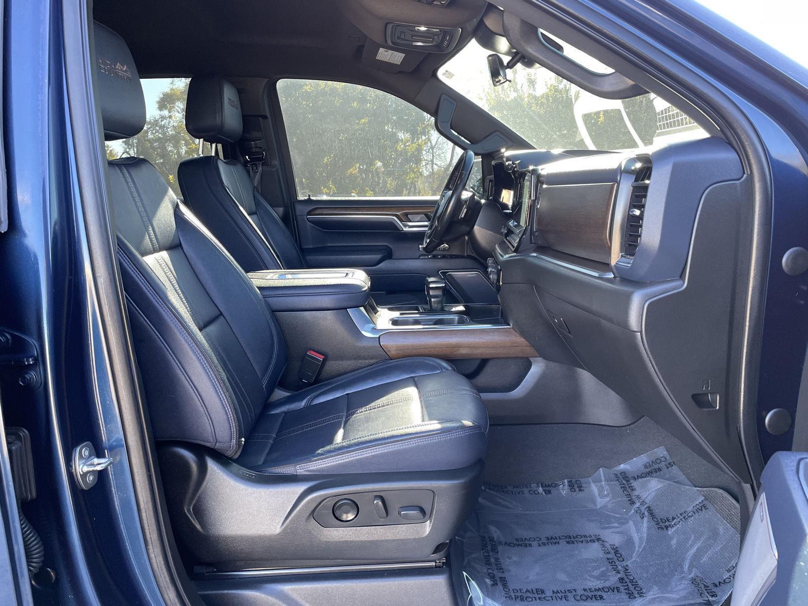 Vehicle photo 19