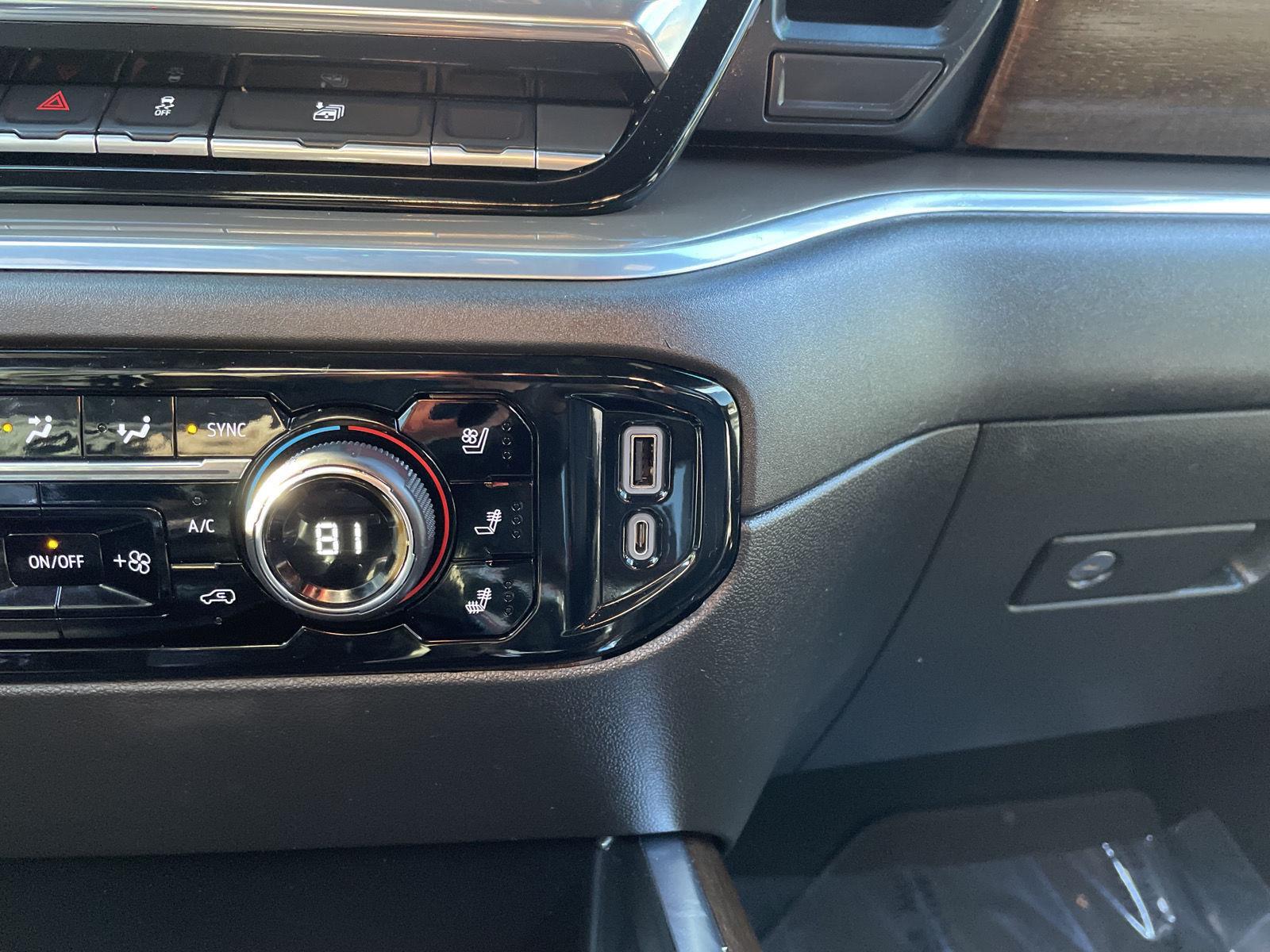 Vehicle photo 33