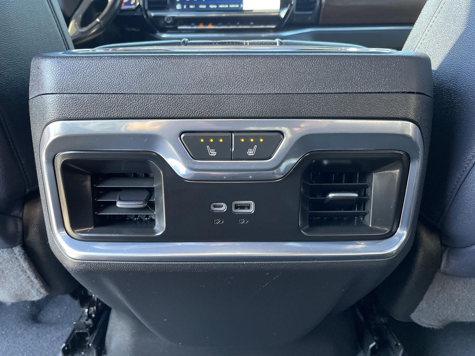 Vehicle photo 21